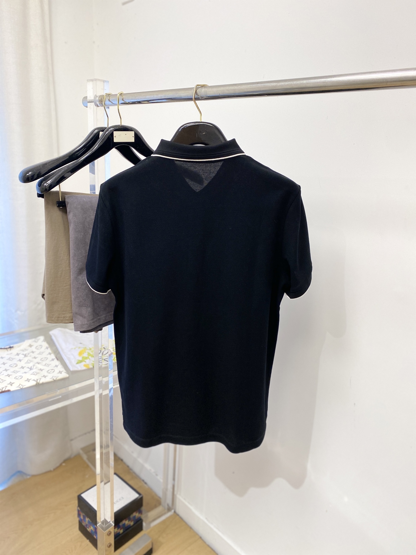 普拉达、2026新品短袖T恤，帅气时尚，简约百搭款。胸前五金装饰三角标logo，面料棉 不仅挺括，保持潮