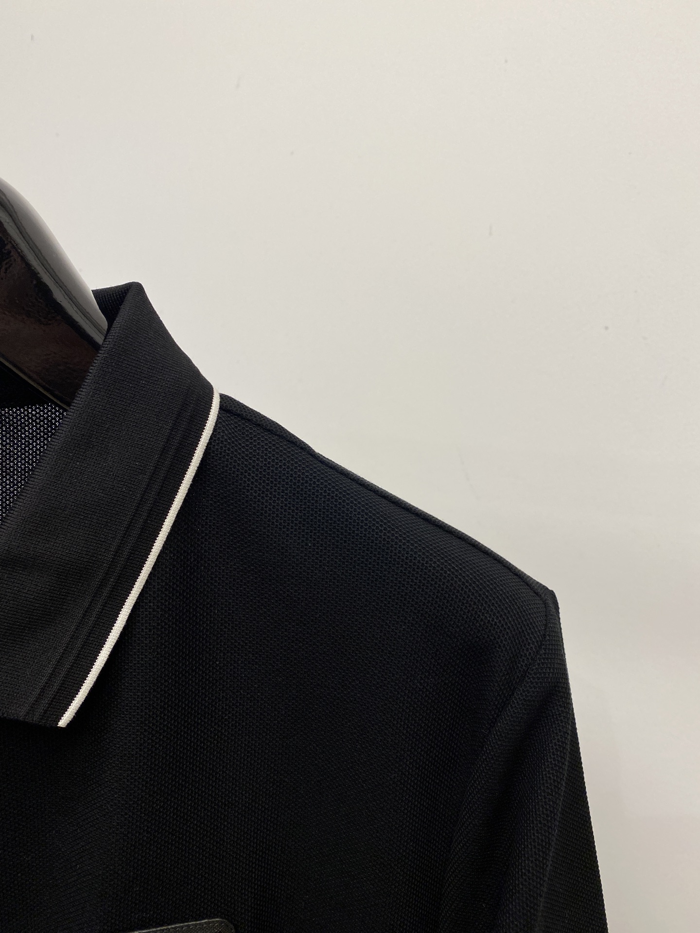 普拉达、2026新品短袖T恤，帅气时尚，简约百搭款。胸前五金装饰三角标logo，面料棉 不仅挺括，保持潮