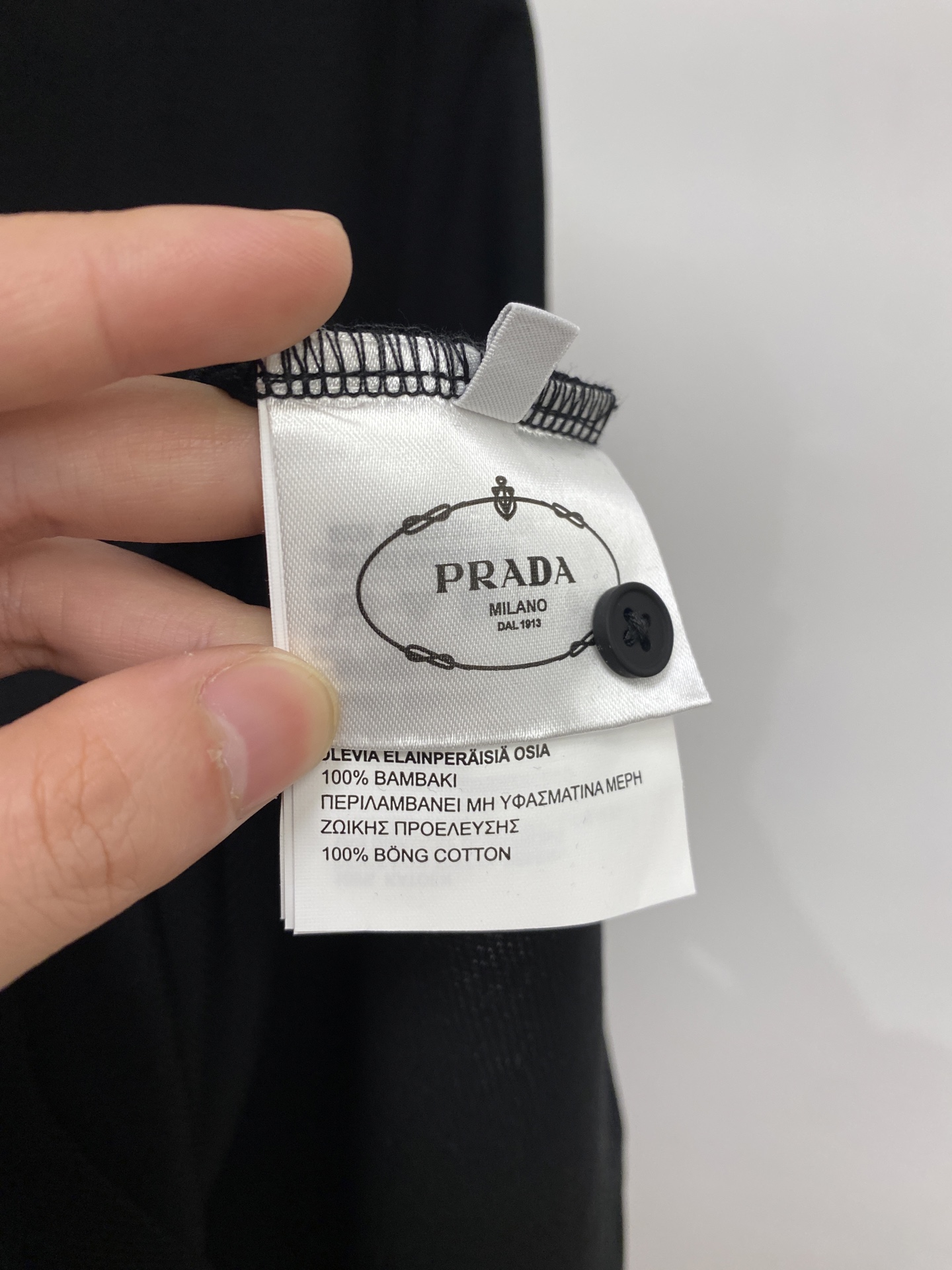 普拉达、2026新品短袖T恤，帅气时尚，简约百搭款。胸前五金装饰三角标logo，面料棉 不仅挺括，保持潮