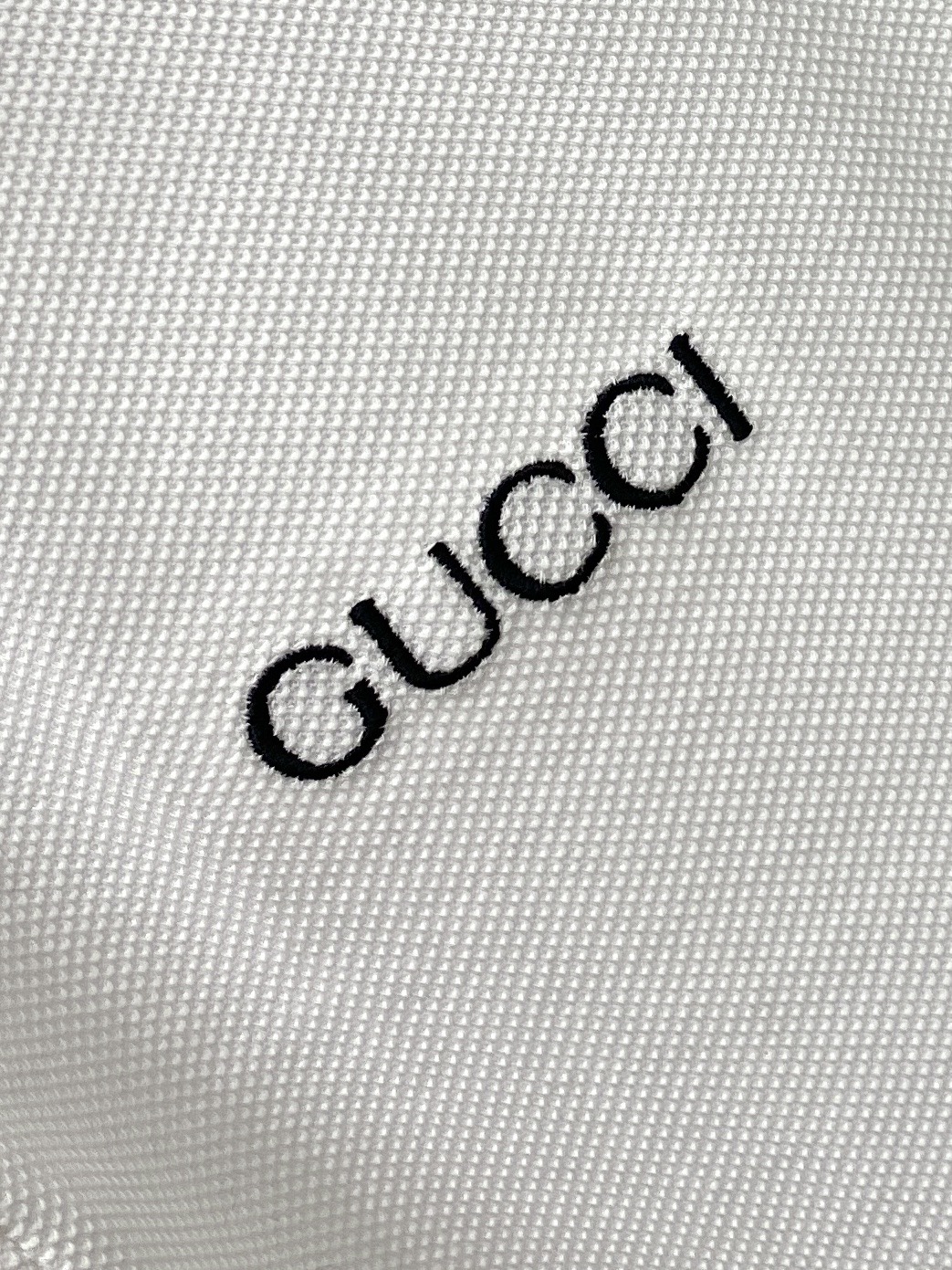 古奇、2026新品短袖T恤，帅气时尚，简约百搭款。胸前精致刺绣字母logo，面料棉 不仅挺括，保持潮流的