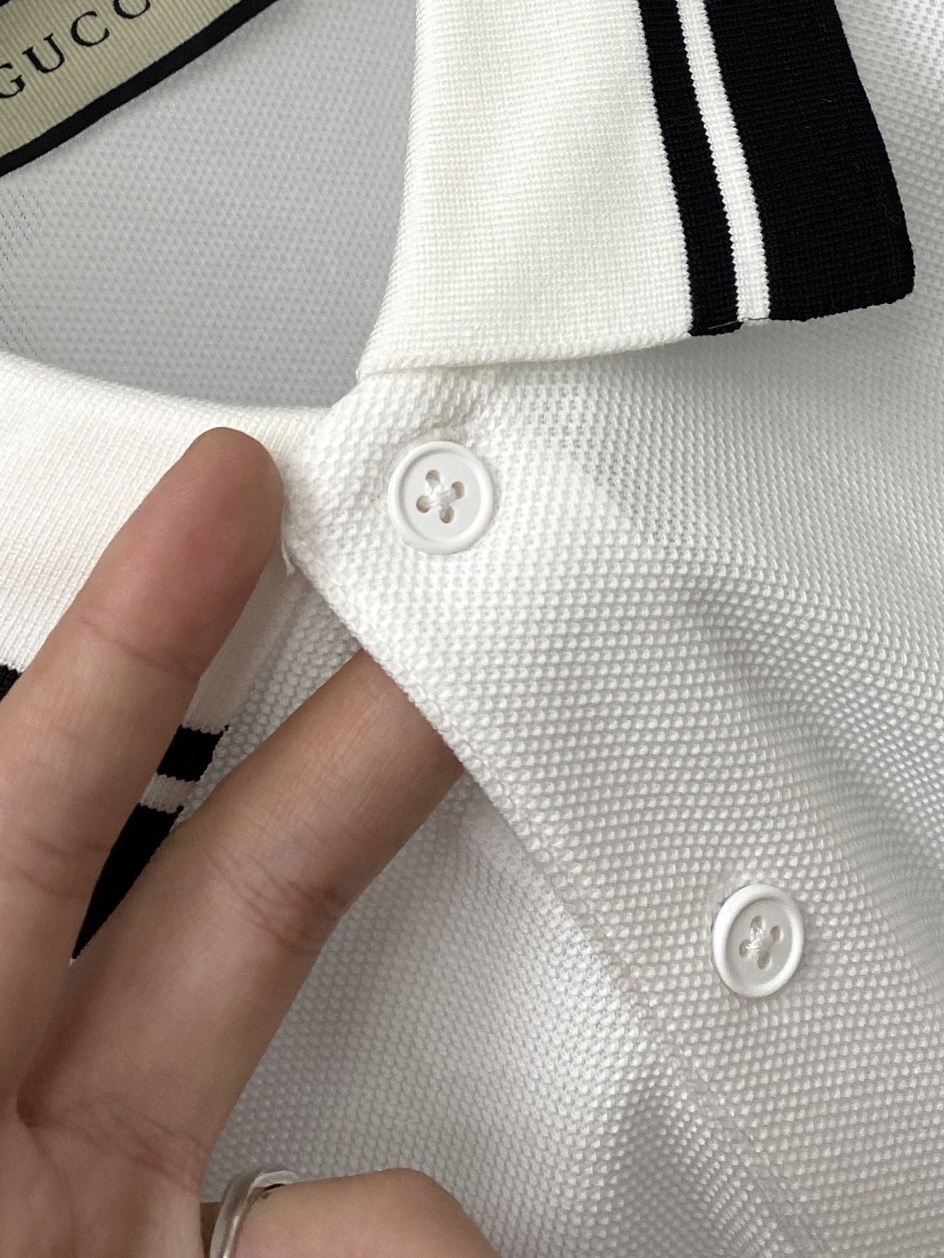 古奇、2026新品短袖T恤，帅气时尚，简约百搭款。胸前精致刺绣字母logo，面料棉 不仅挺括，保持潮流的