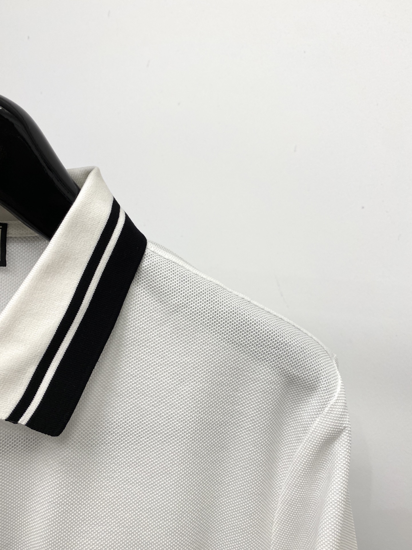 古奇、2026新品短袖T恤，帅气时尚，简约百搭款。胸前精致刺绣字母logo，面料棉 不仅挺括，保持潮流的