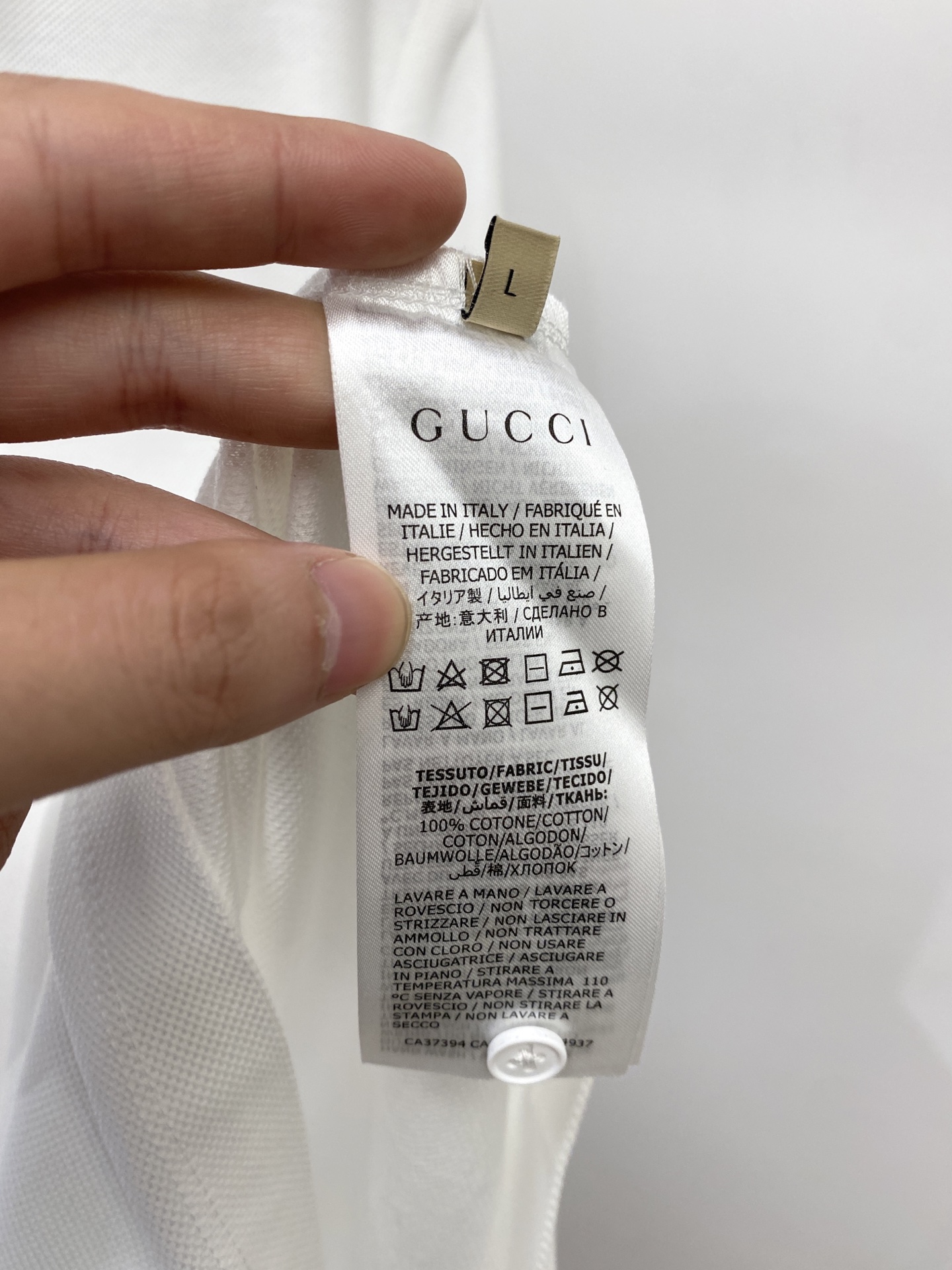 古奇、2026新品短袖T恤，帅气时尚，简约百搭款。胸前精致刺绣字母logo，面料棉 不仅挺括，保持潮流的