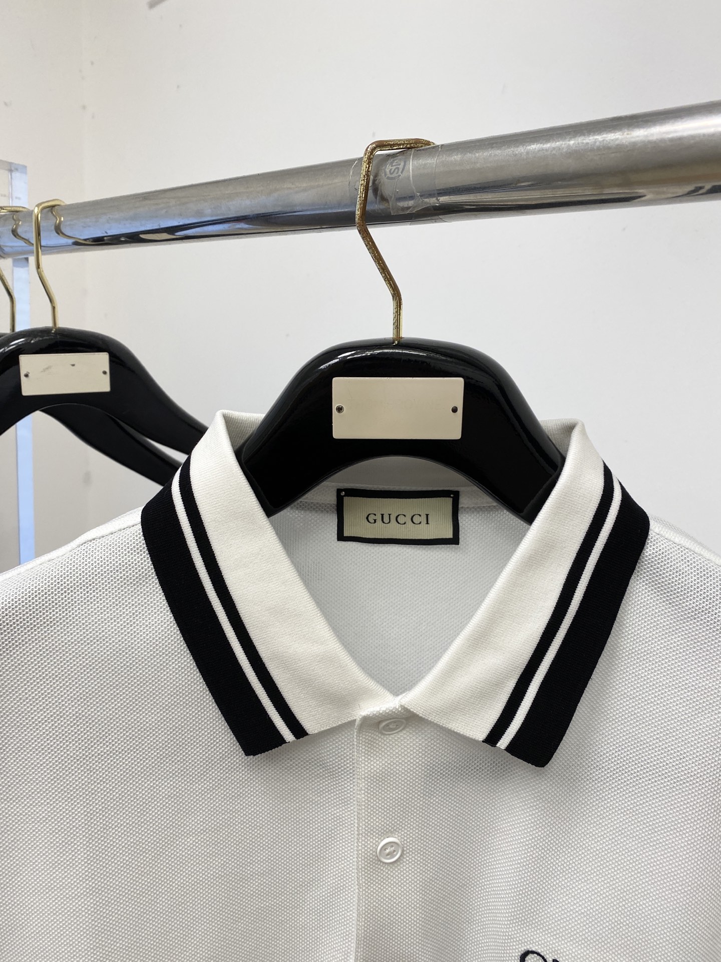 古奇、2026新品短袖T恤，帅气时尚，简约百搭款。胸前精致刺绣字母logo，面料棉 不仅挺括，保持潮流的