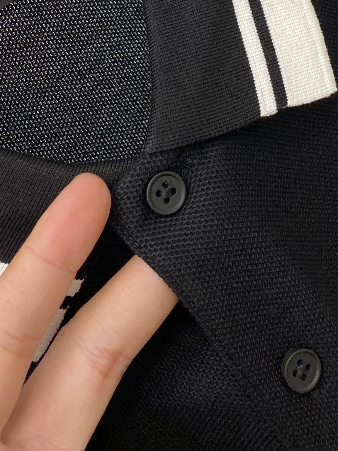 古奇、2026新品短袖T恤，帅气时尚，简约百搭款。胸前精致刺绣字母logo，面料棉 不仅挺括，保持潮流的