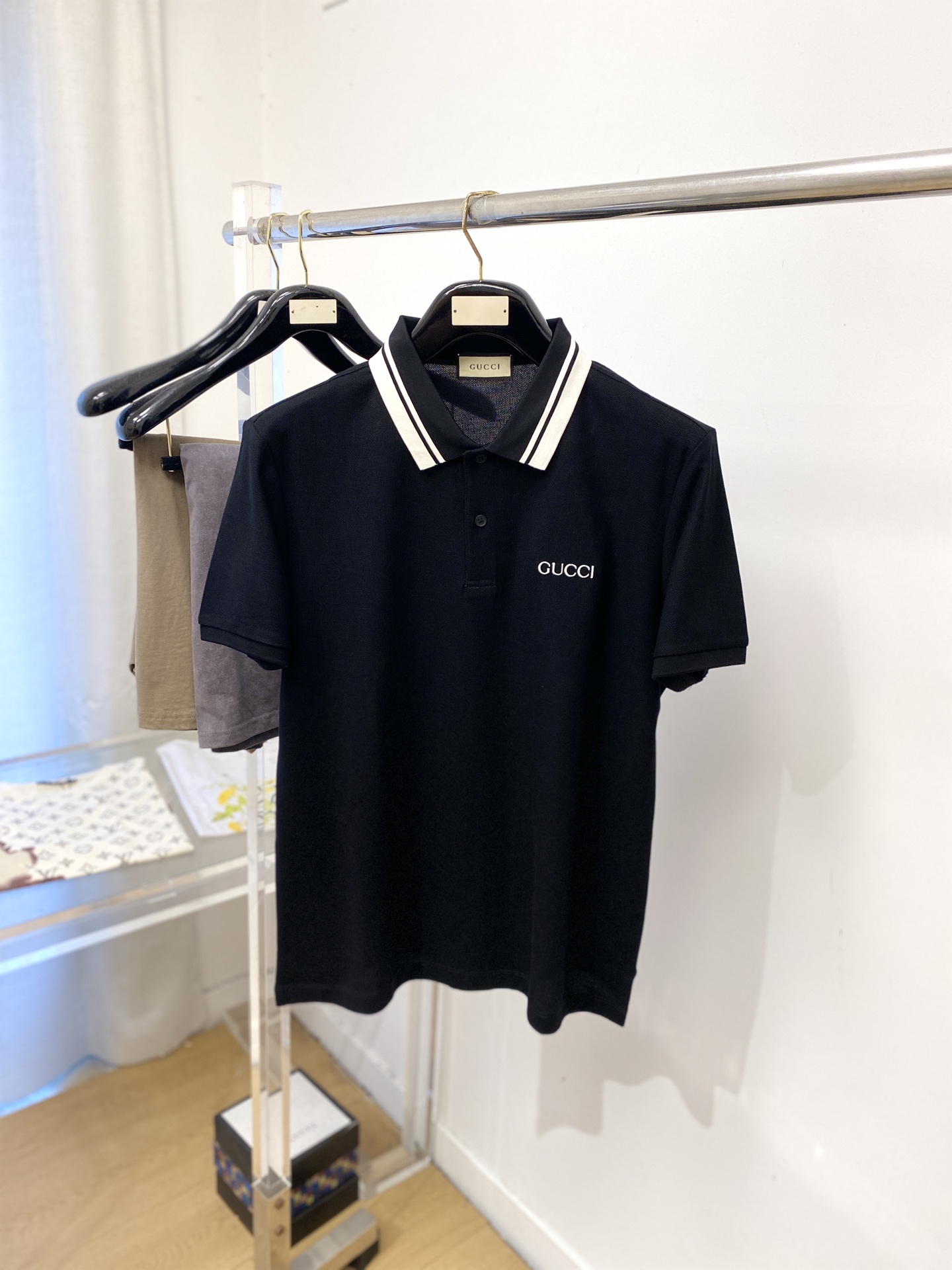 古奇、2026新品短袖T恤，帅气时尚，简约百搭款。胸前精致刺绣字母logo，面料棉 不仅挺括，保持潮流的