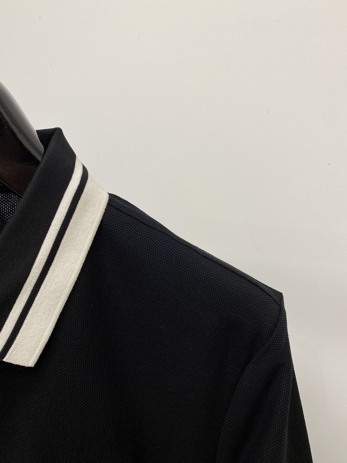 古奇、2026新品短袖T恤，帅气时尚，简约百搭款。胸前精致刺绣字母logo，面料棉 不仅挺括，保持潮流的