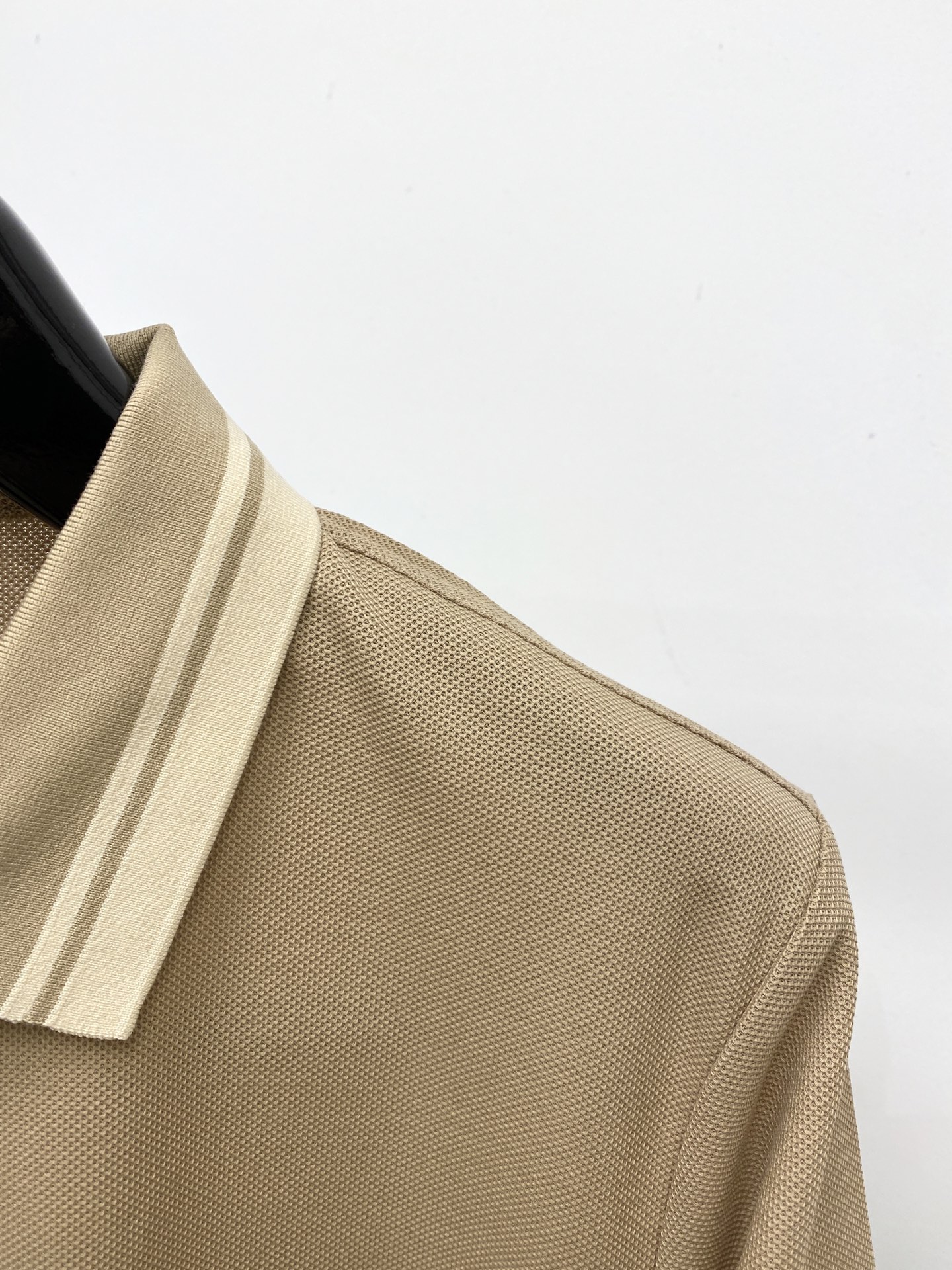 古奇、2026新品短袖T恤，帅气时尚，简约百搭款。胸前精致刺绣字母logo，面料棉 不仅挺括，保持潮流的