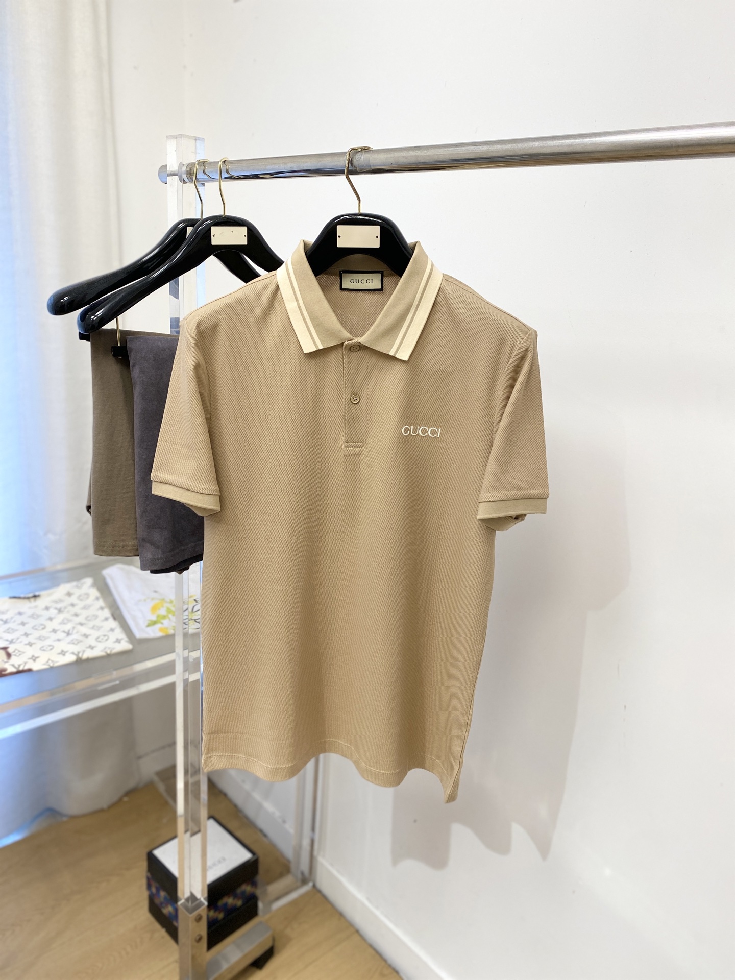 古奇、2026新品短袖T恤，帅气时尚，简约百搭款。胸前精致刺绣字母logo，面料棉 不仅挺括，保持潮流的