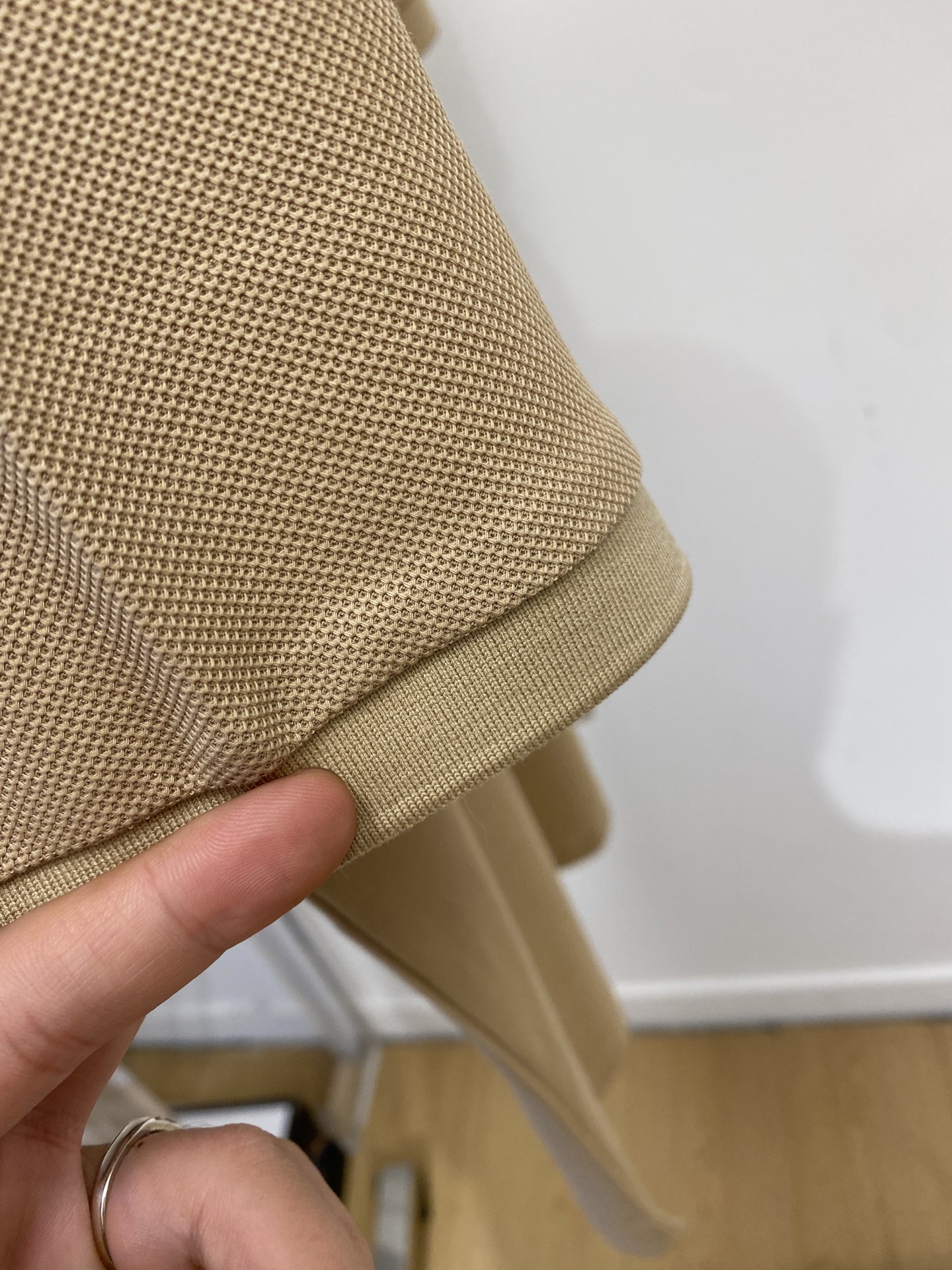 古奇、2026新品短袖T恤，帅气时尚，简约百搭款。胸前精致刺绣字母logo，面料棉 不仅挺括，保持潮流的