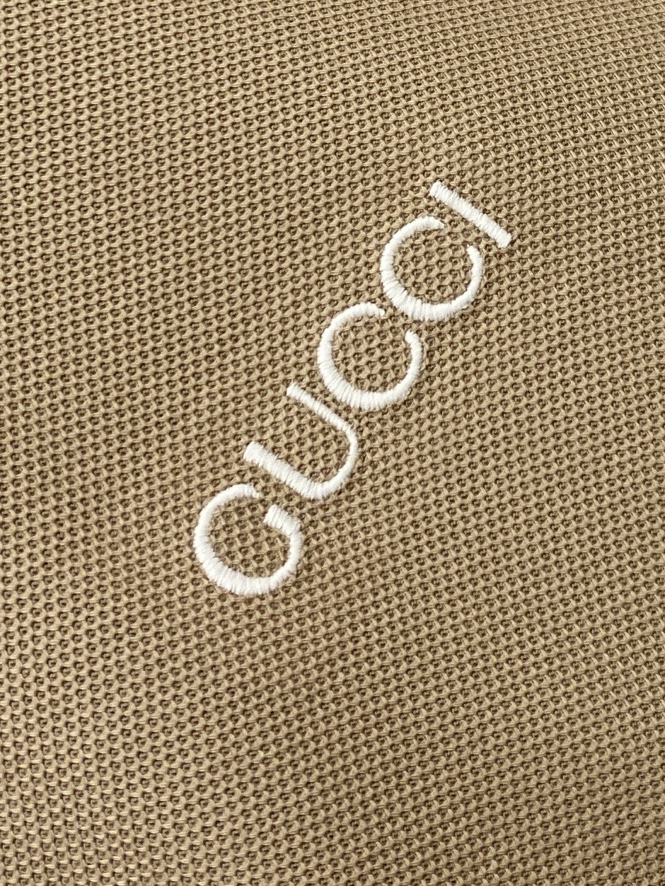 古奇、2026新品短袖T恤，帅气时尚，简约百搭款。胸前精致刺绣字母logo，面料棉 不仅挺括，保持潮流的