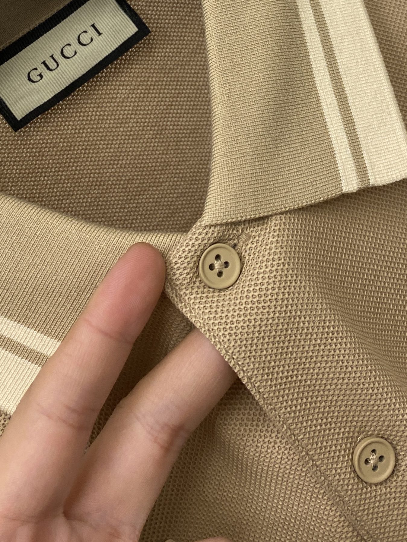 古奇、2026新品短袖T恤，帅气时尚，简约百搭款。胸前精致刺绣字母logo，面料棉 不仅挺括，保持潮流的