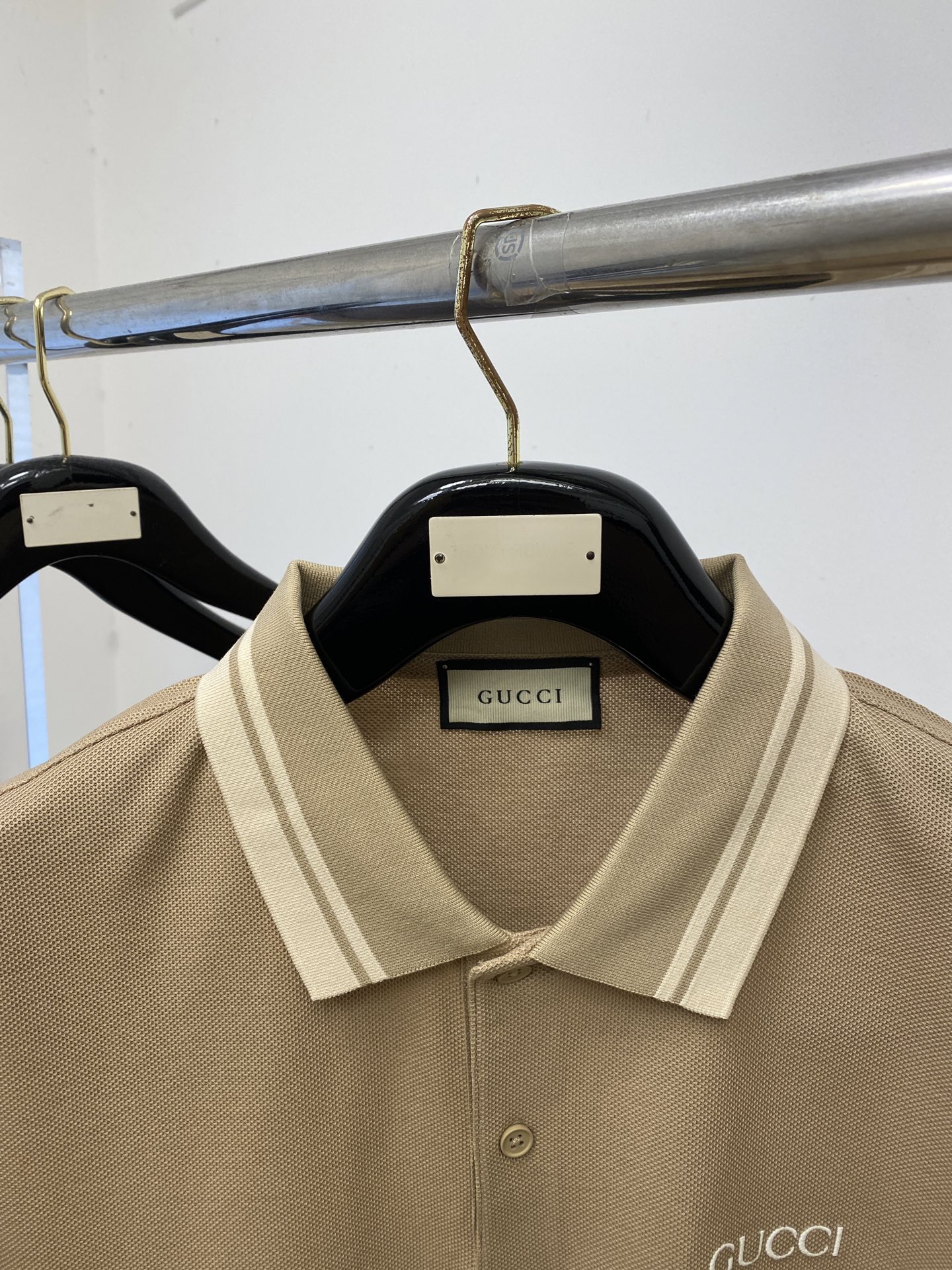 古奇、2026新品短袖T恤，帅气时尚，简约百搭款。胸前精致刺绣字母logo，面料棉 不仅挺括，保持潮流的