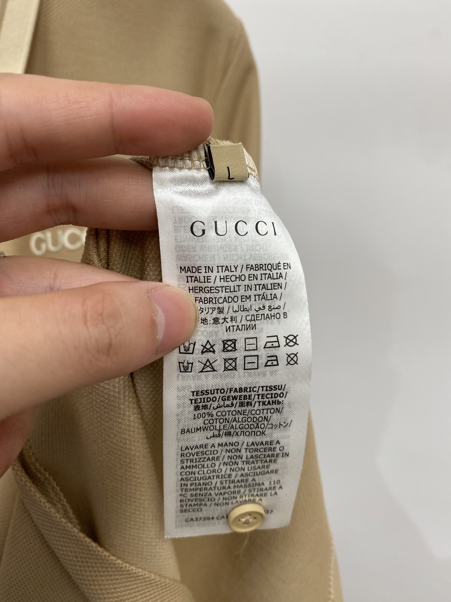 古奇、2026新品短袖T恤，帅气时尚，简约百搭款。胸前精致刺绣字母logo，面料棉 不仅挺括，保持潮流的