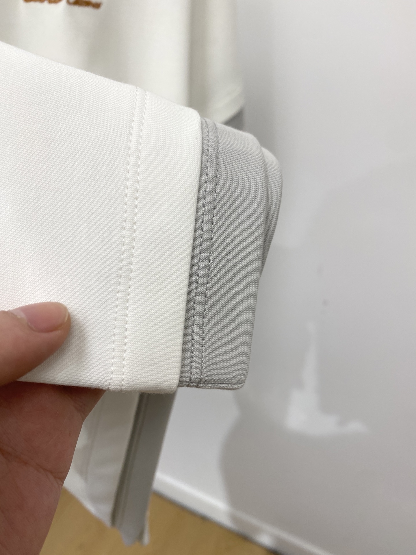 Loro Piana、2026新品短袖T恤，帅气时尚，简约百搭款。胸前精致刺绣字母Logo，面料棉 不仅