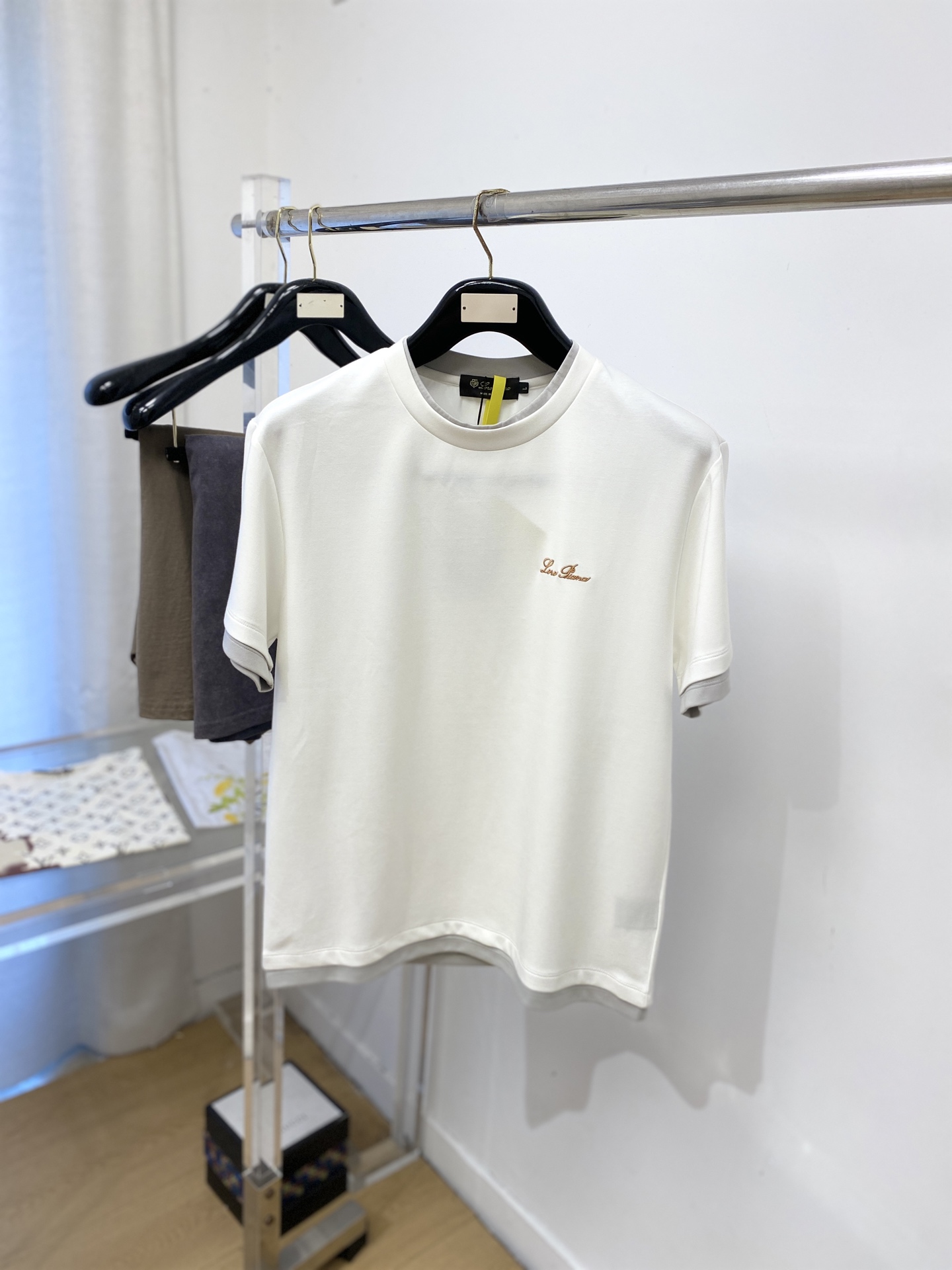 Loro Piana、2026新品短袖T恤，帅气时尚，简约百搭款。胸前精致刺绣字母Logo，面料棉 不仅