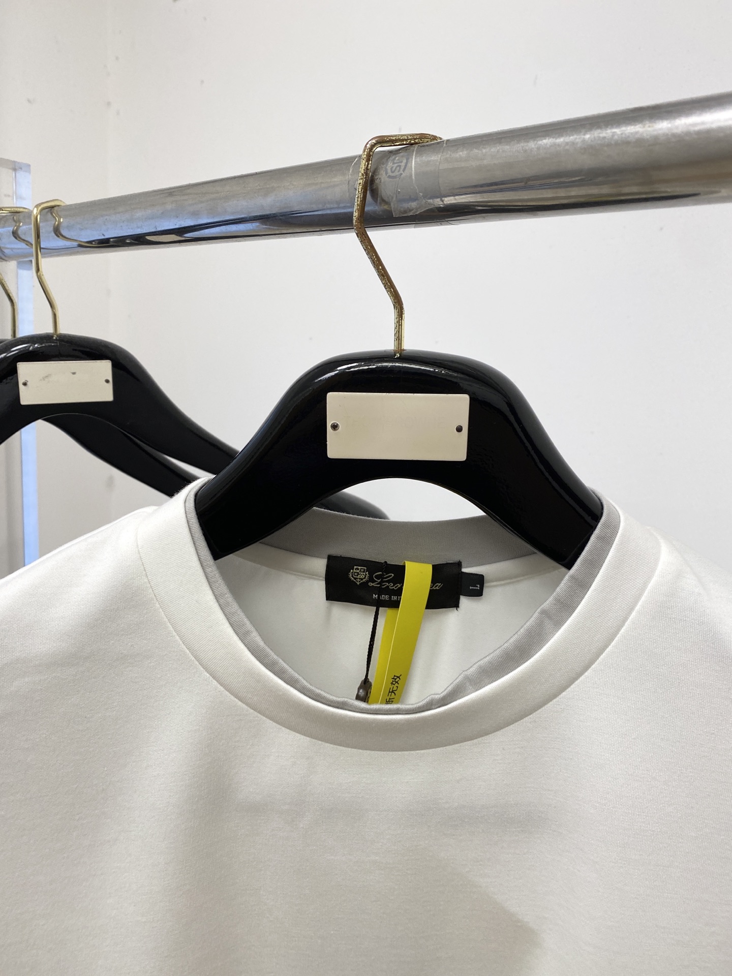 Loro Piana、2026新品短袖T恤，帅气时尚，简约百搭款。胸前精致刺绣字母Logo，面料棉 不仅