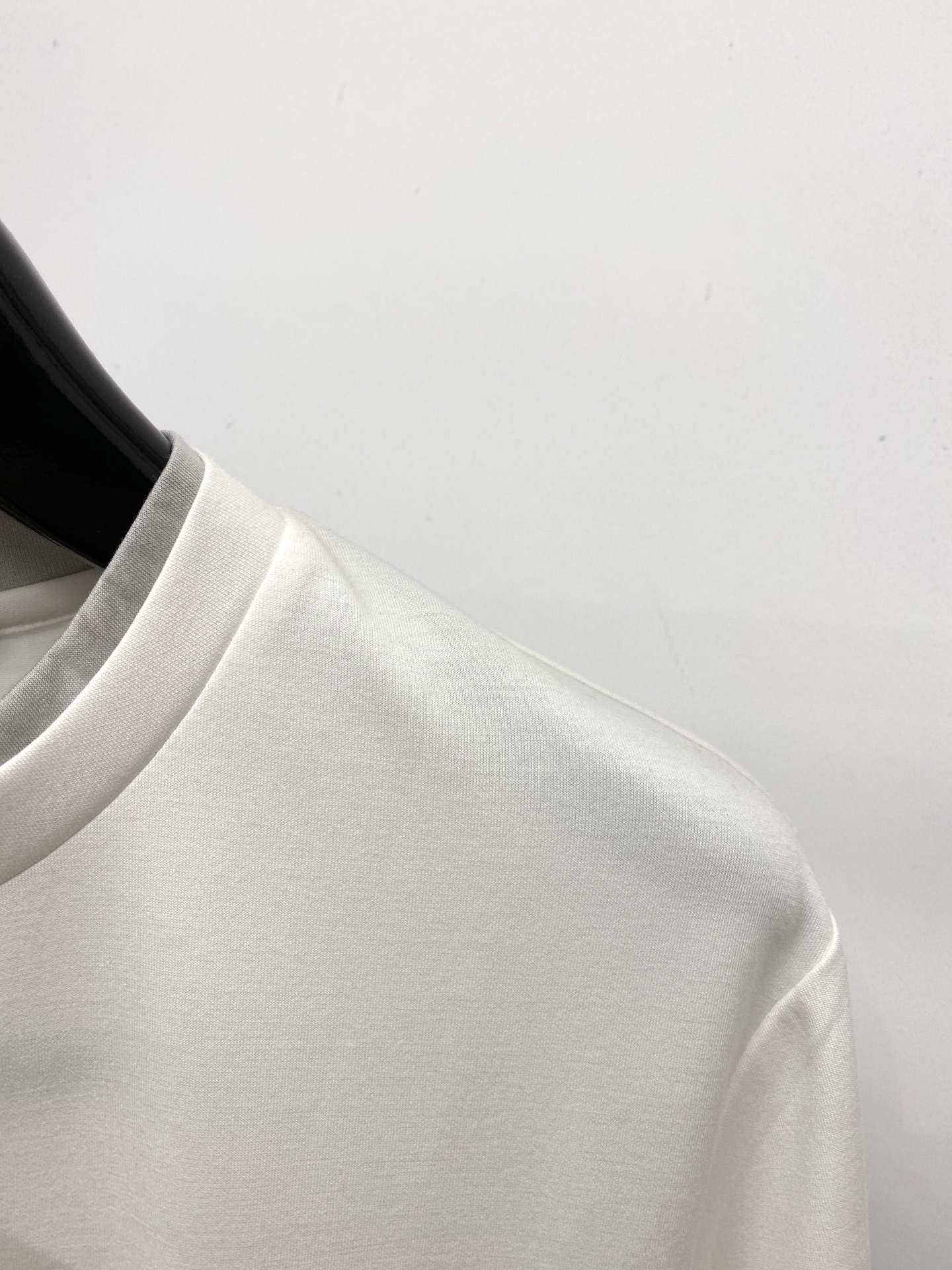 Loro Piana、2026新品短袖T恤，帅气时尚，简约百搭款。胸前精致刺绣字母Logo，面料棉 不仅