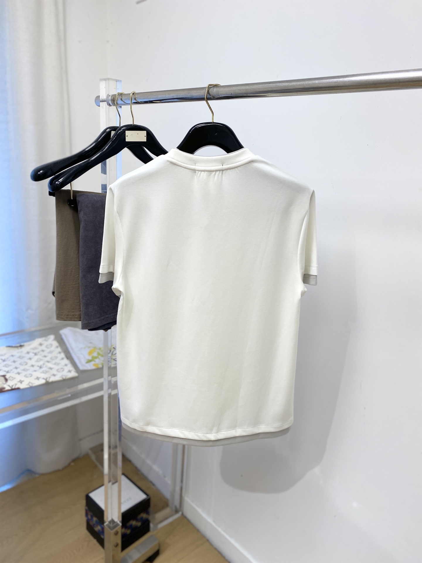 Loro Piana、2026新品短袖T恤，帅气时尚，简约百搭款。胸前精致刺绣字母Logo，面料棉 不仅