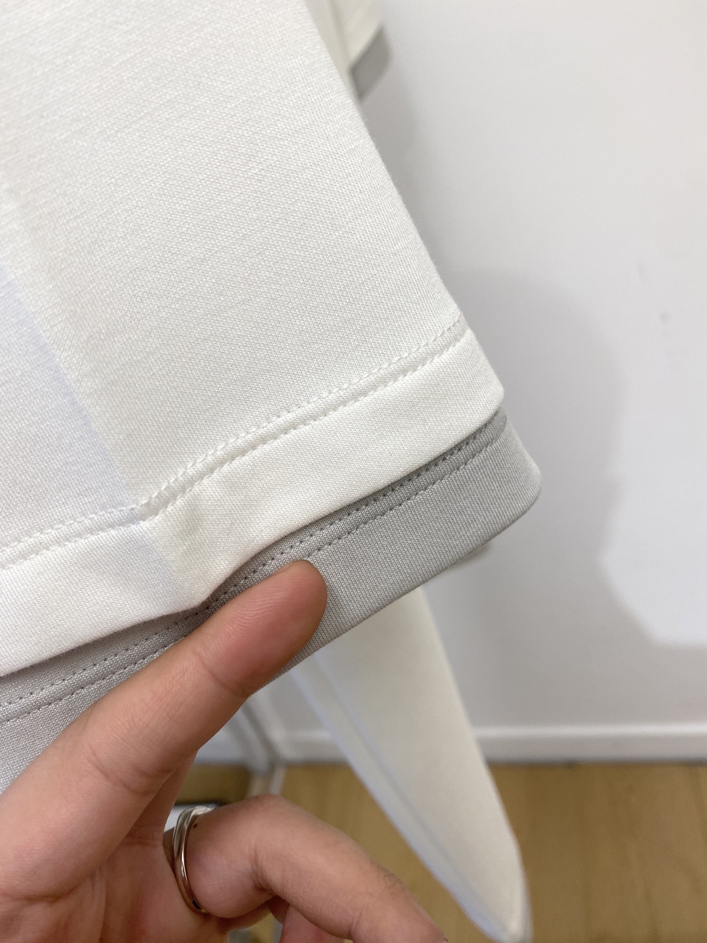 Loro Piana、2026新品短袖T恤，帅气时尚，简约百搭款。胸前精致刺绣字母Logo，面料棉 不仅