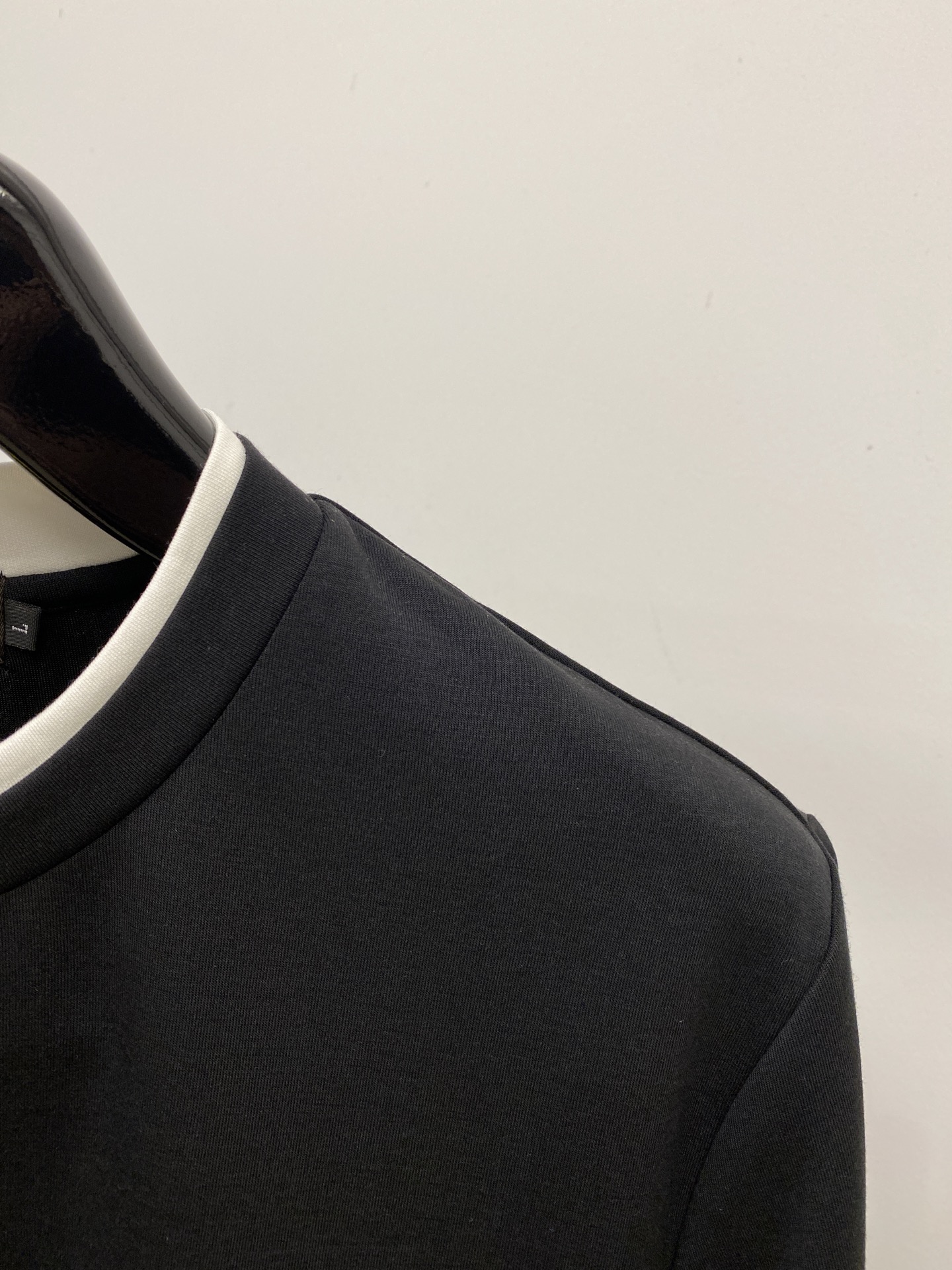 Loro Piana、2026新品短袖T恤，帅气时尚，简约百搭款。胸前精致刺绣字母Logo，面料棉 不仅