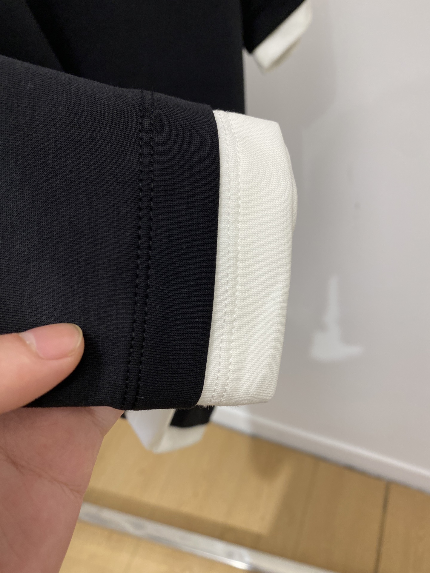 Loro Piana、2026新品短袖T恤，帅气时尚，简约百搭款。胸前精致刺绣字母Logo，面料棉 不仅