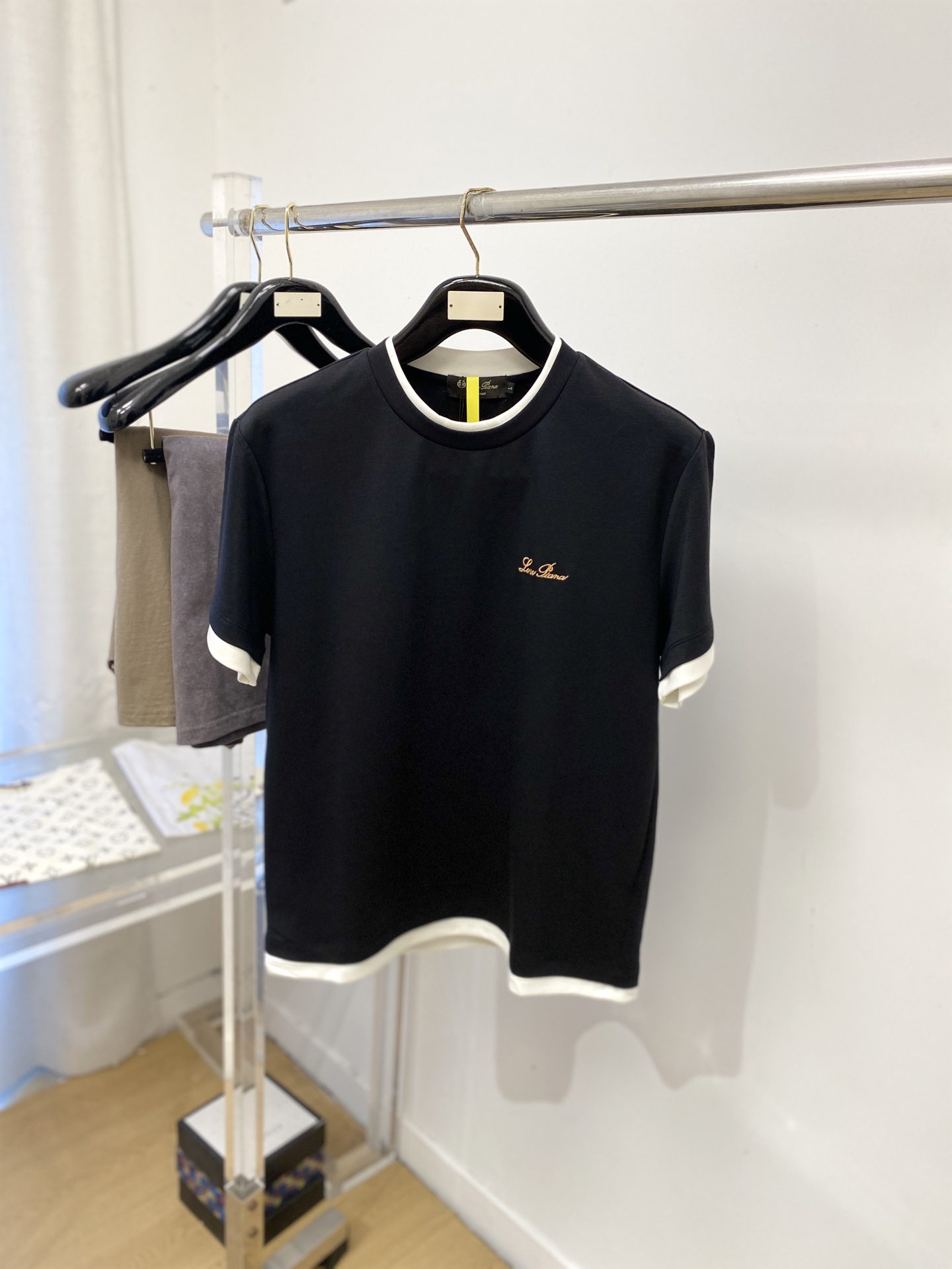 Loro Piana、2026新品短袖T恤，帅气时尚，简约百搭款。胸前精致刺绣字母Logo，面料棉 不仅