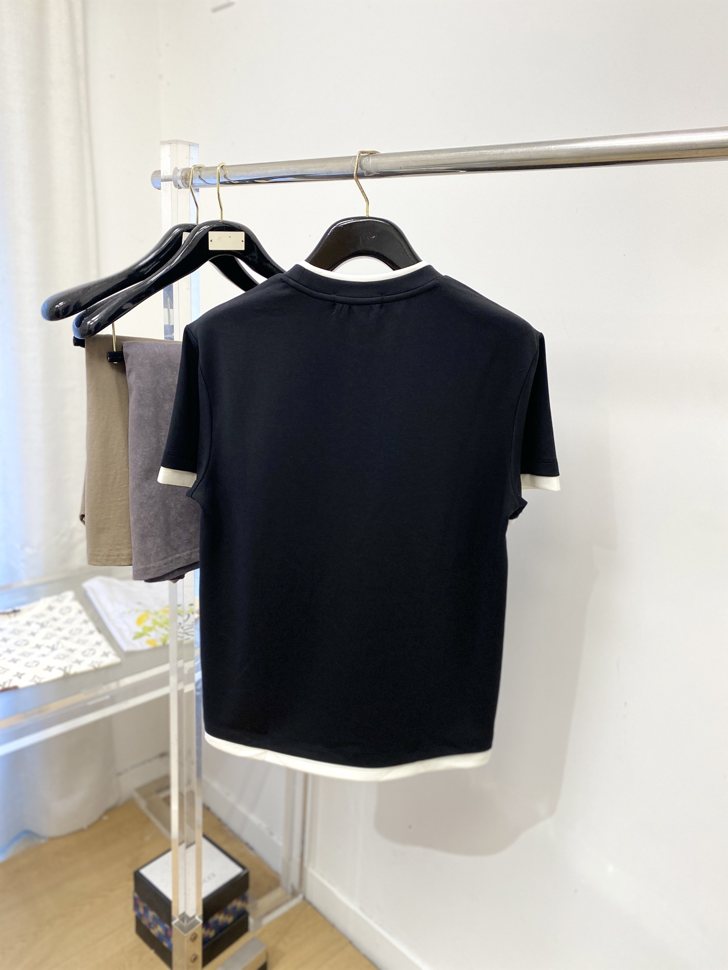 Loro Piana、2026新品短袖T恤，帅气时尚，简约百搭款。胸前精致刺绣字母Logo，面料棉 不仅