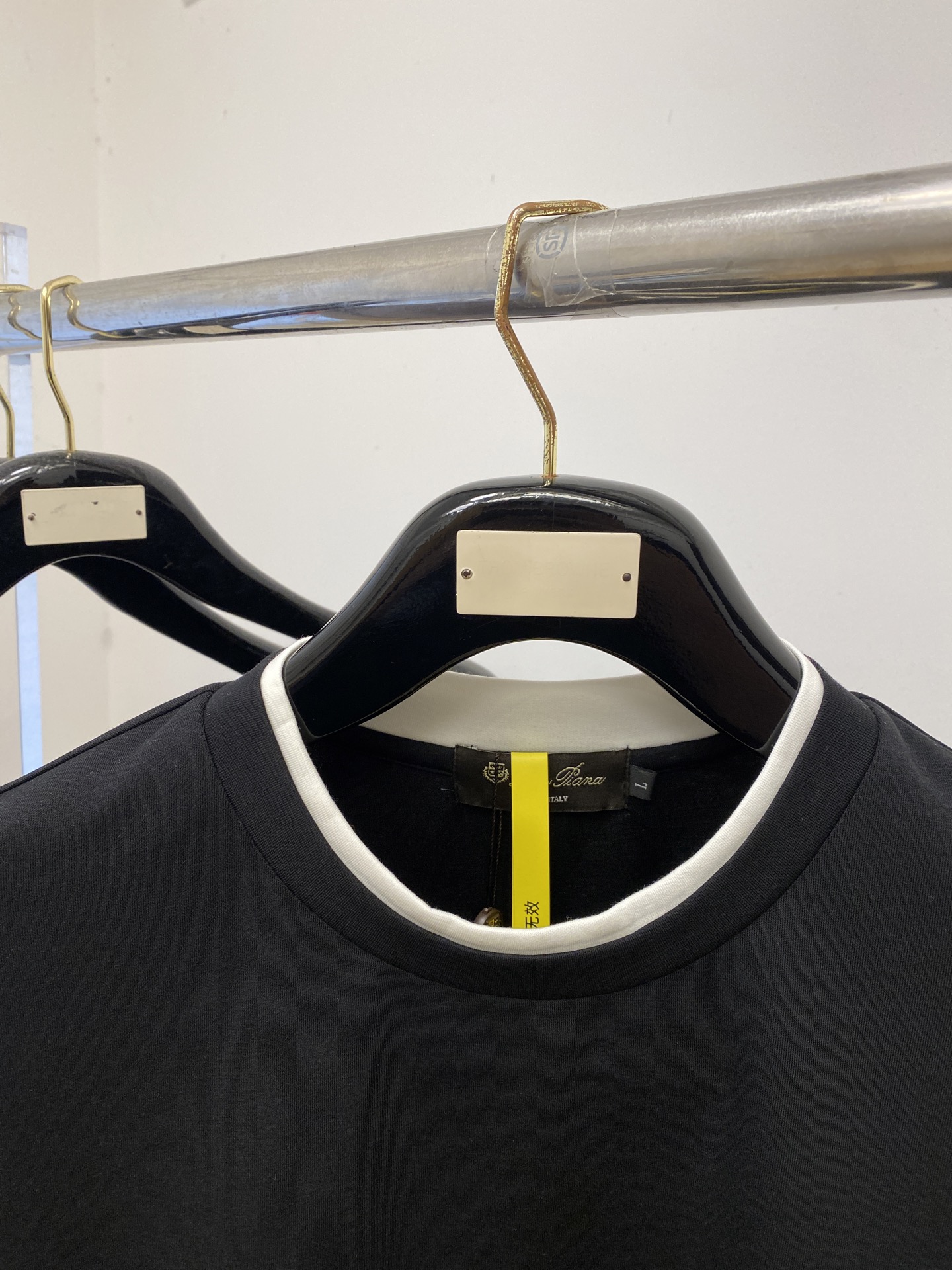 Loro Piana、2026新品短袖T恤，帅气时尚，简约百搭款。胸前精致刺绣字母Logo，面料棉 不仅