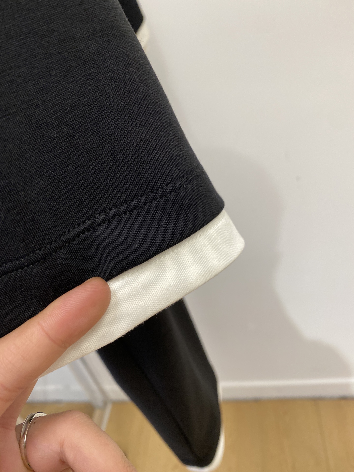 Loro Piana、2026新品短袖T恤，帅气时尚，简约百搭款。胸前精致刺绣字母Logo，面料棉 不仅