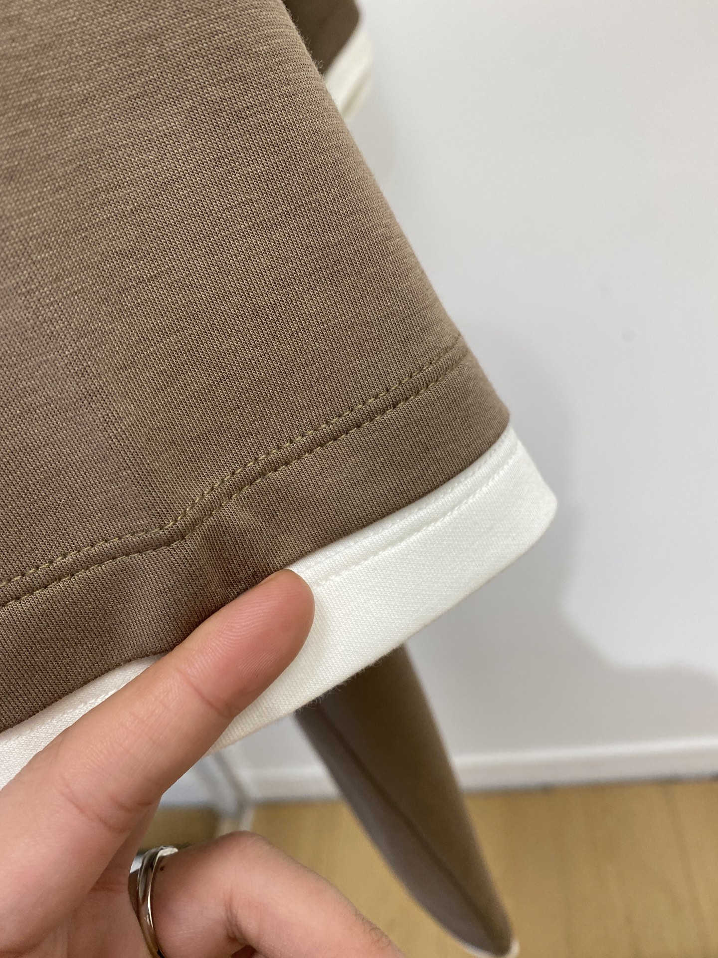 Loro Piana、2026新品短袖T恤，帅气时尚，简约百搭款。胸前精致刺绣字母Logo，面料棉 不仅