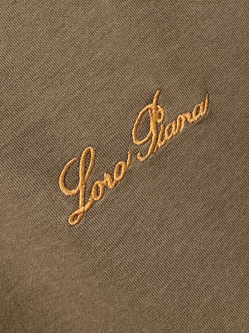 Loro Piana、2026新品短袖T恤，帅气时尚，简约百搭款。胸前精致刺绣字母Logo，面料棉 不仅