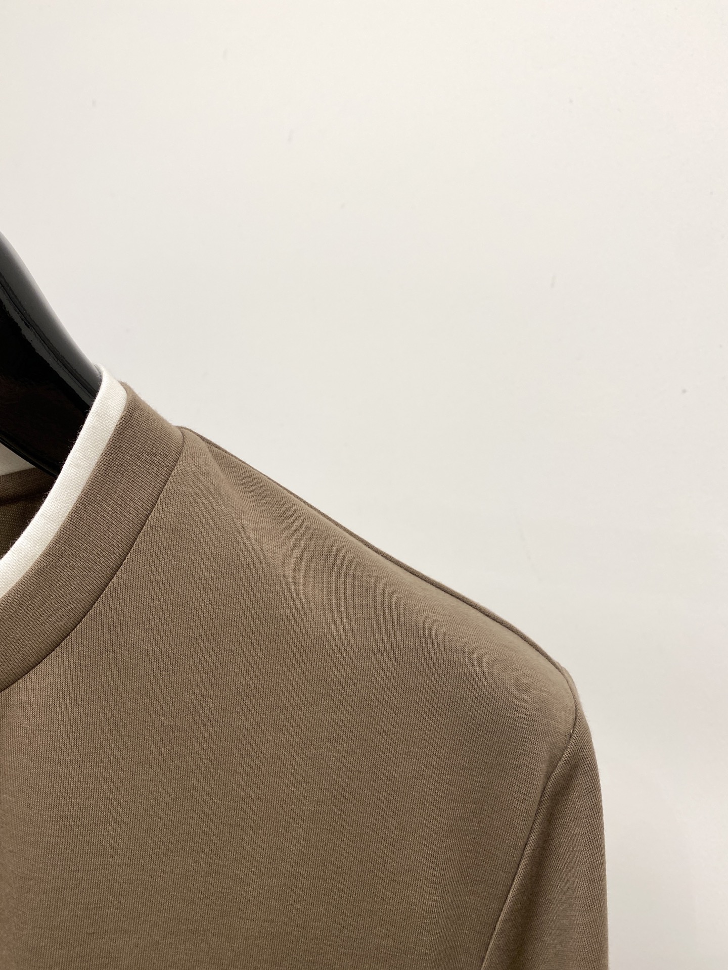 Loro Piana、2026新品短袖T恤，帅气时尚，简约百搭款。胸前精致刺绣字母Logo，面料棉 不仅