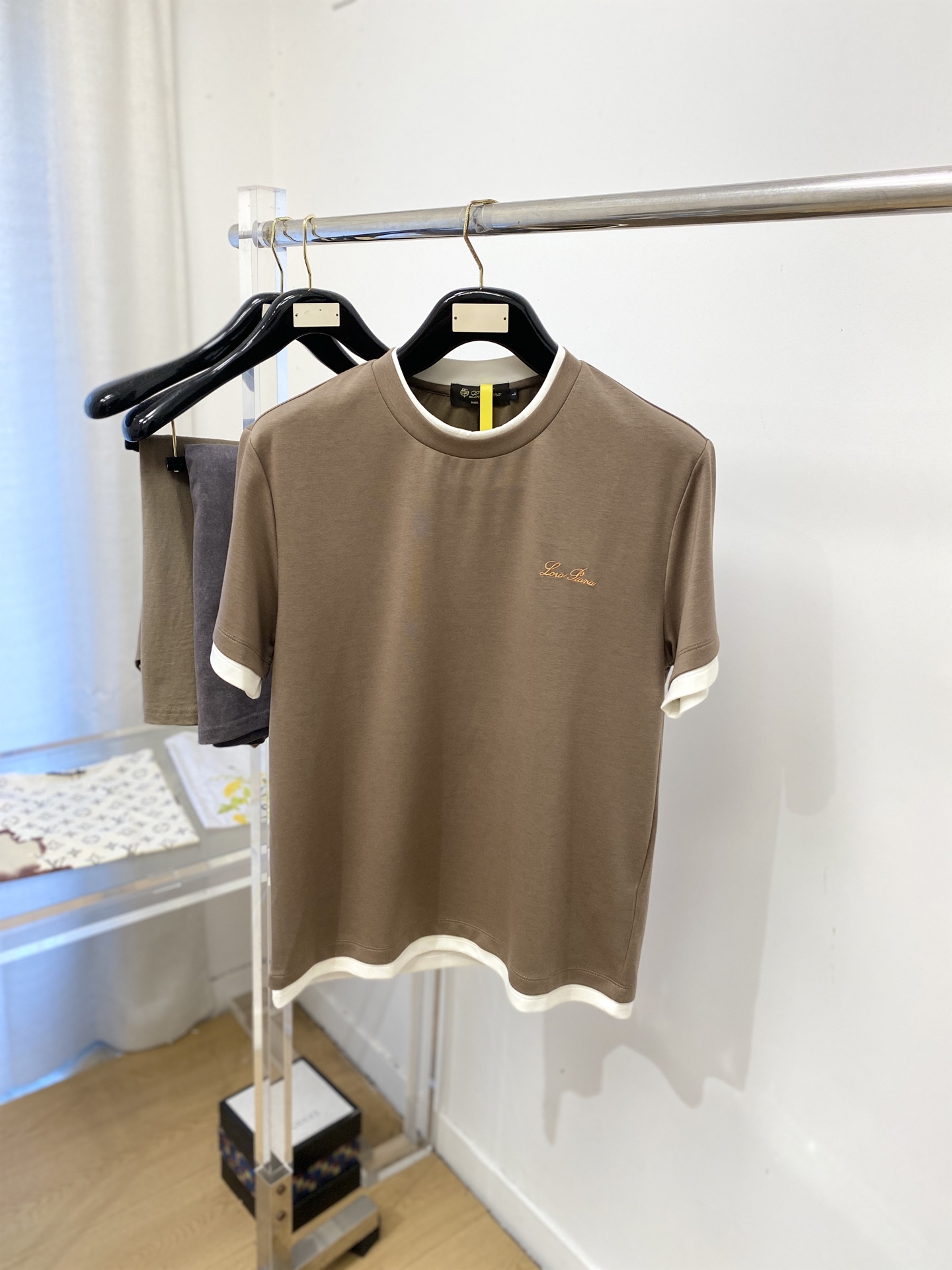 Loro Piana、2026新品短袖T恤，帅气时尚，简约百搭款。胸前精致刺绣字母Logo，面料棉 不仅