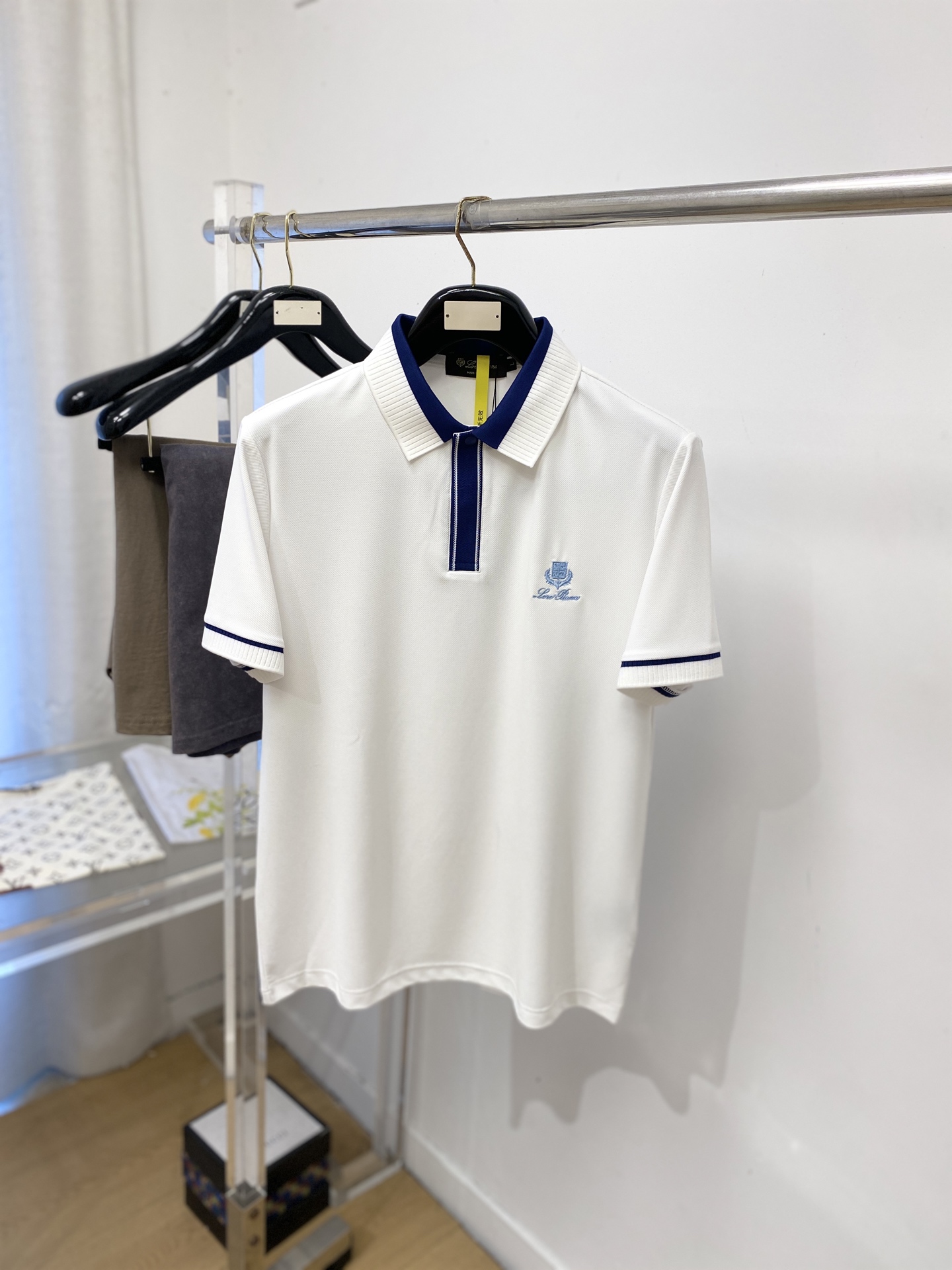 Loro Piana、2026新品短袖T恤，帅气时尚，简约百搭款。胸前精致刺绣图案字母Logo，面料棉 