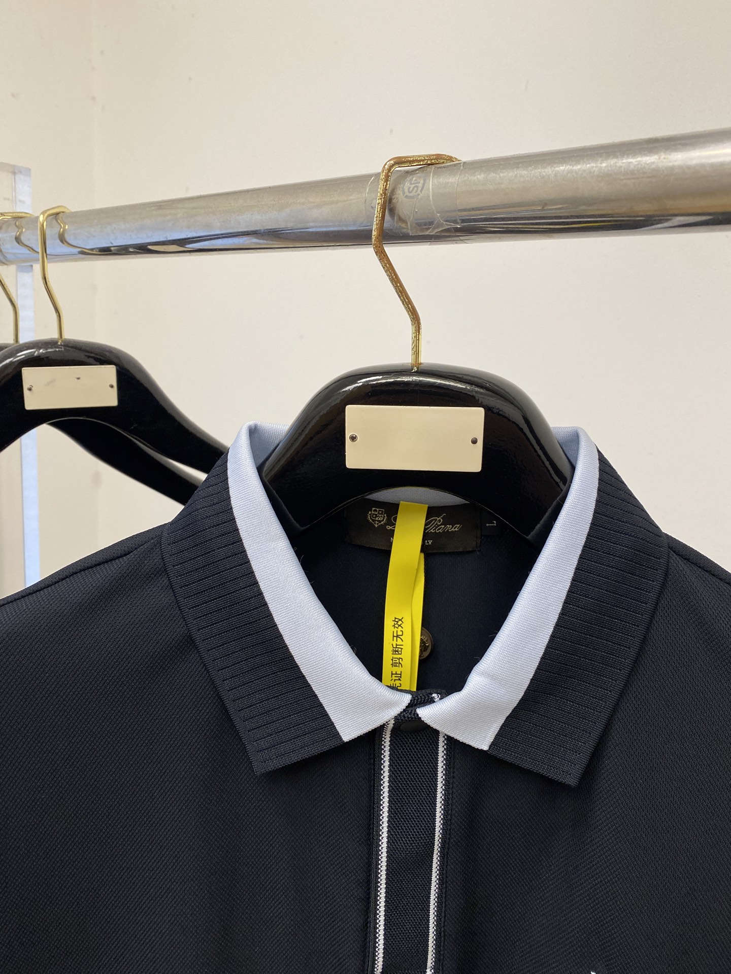 Loro Piana、2026新品短袖T恤，帅气时尚，简约百搭款。胸前精致刺绣图案字母Logo，面料棉 