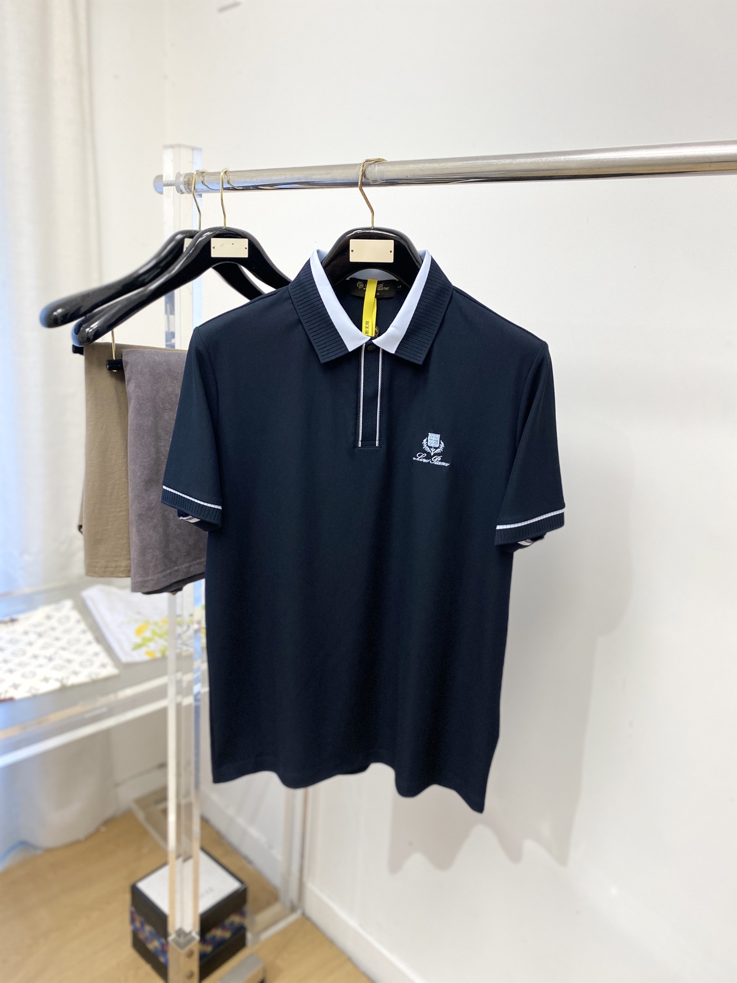 Loro Piana、2026新品短袖T恤，帅气时尚，简约百搭款。胸前精致刺绣图案字母Logo，面料棉 