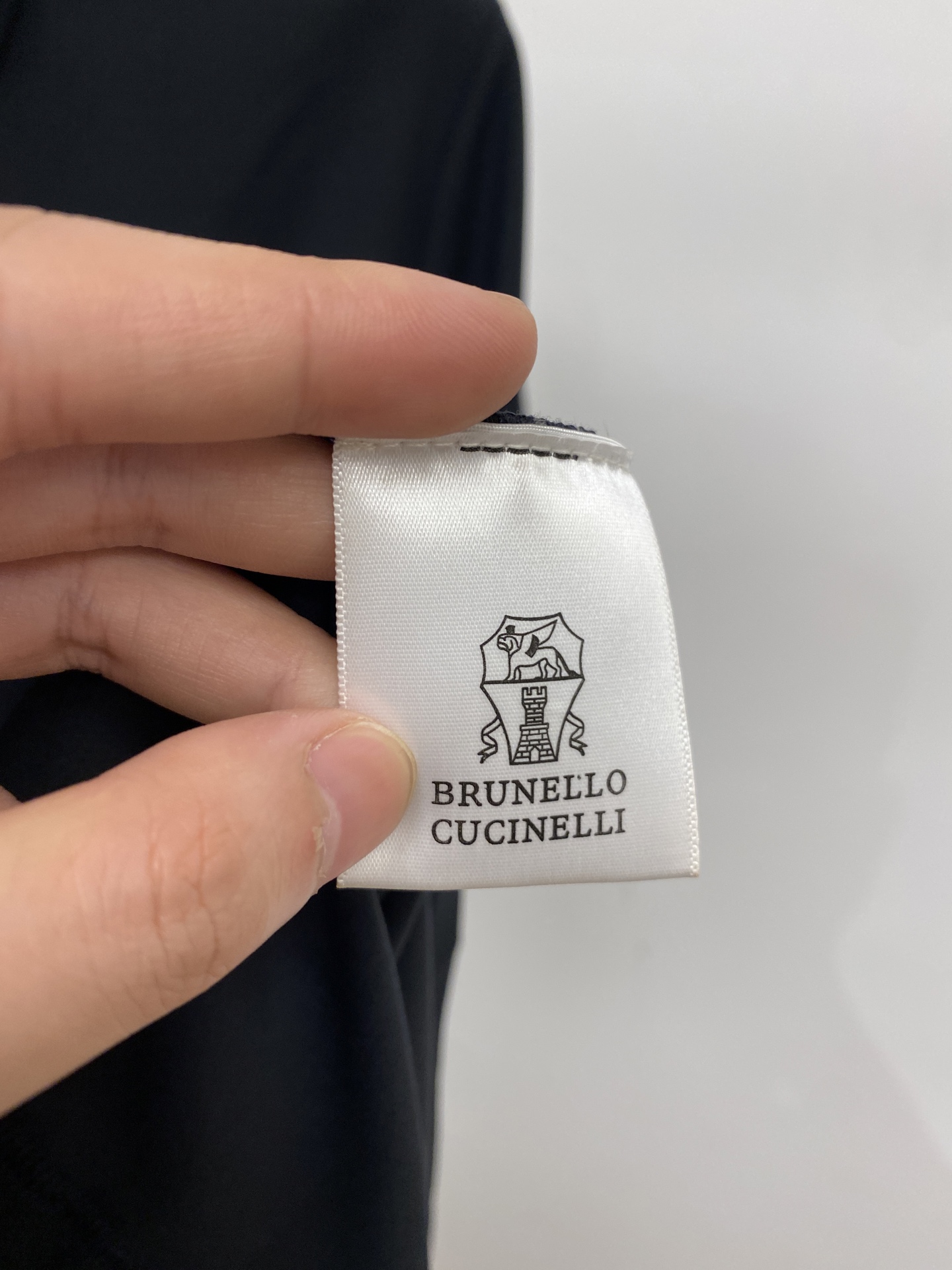 Brunello Cucinelli、2026新品短袖T恤，帅气时尚，简约百搭款。胸前精致刺绣图案log