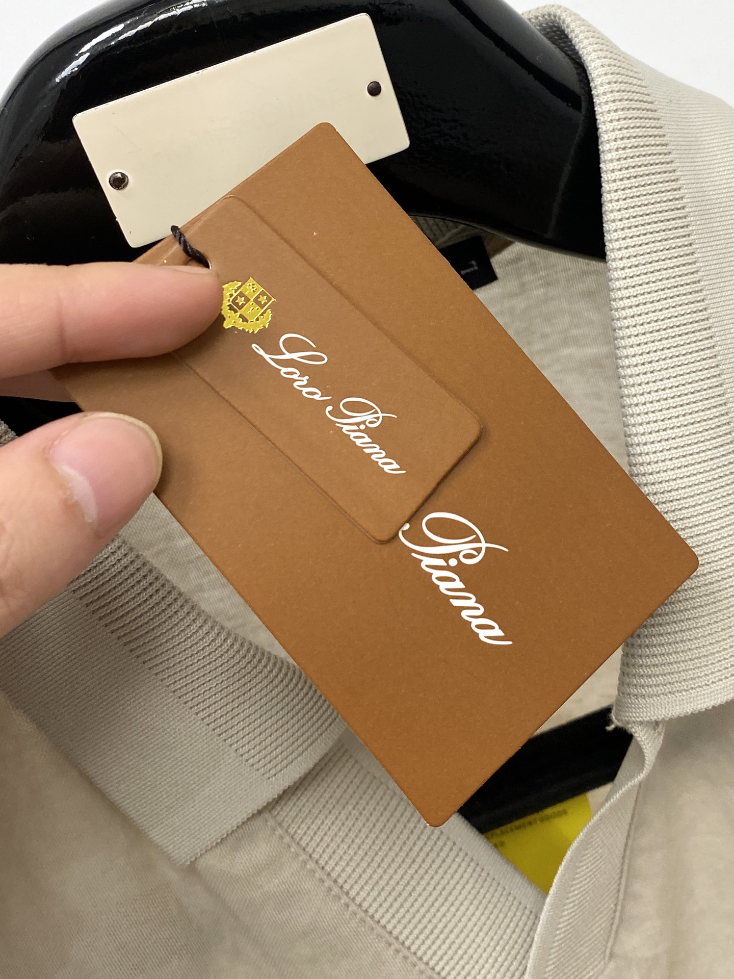 Loro Piana、2026新品短袖T恤，帅气时尚，简约百搭款。胸前精致刺绣字母Logo，面料棉 不仅