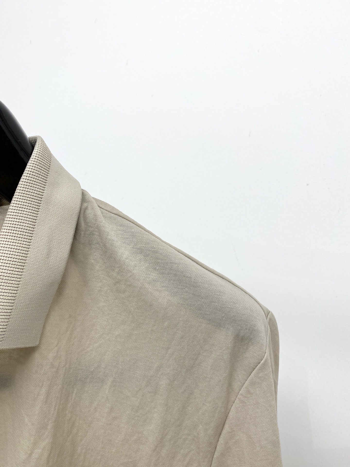 Loro Piana、2026新品短袖T恤，帅气时尚，简约百搭款。胸前精致刺绣字母Logo，面料棉 不仅