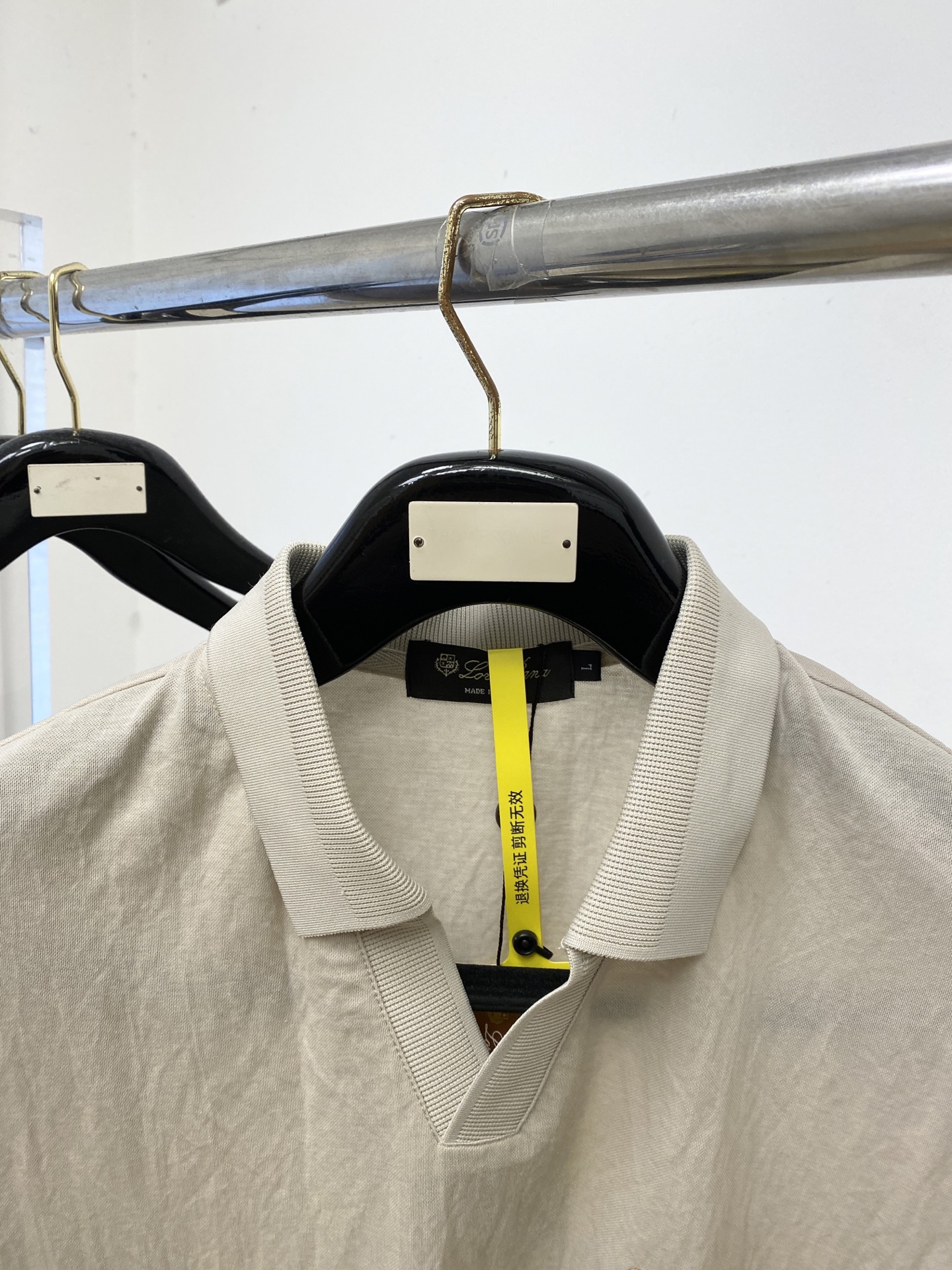 Loro Piana、2026新品短袖T恤，帅气时尚，简约百搭款。胸前精致刺绣字母Logo，面料棉 不仅