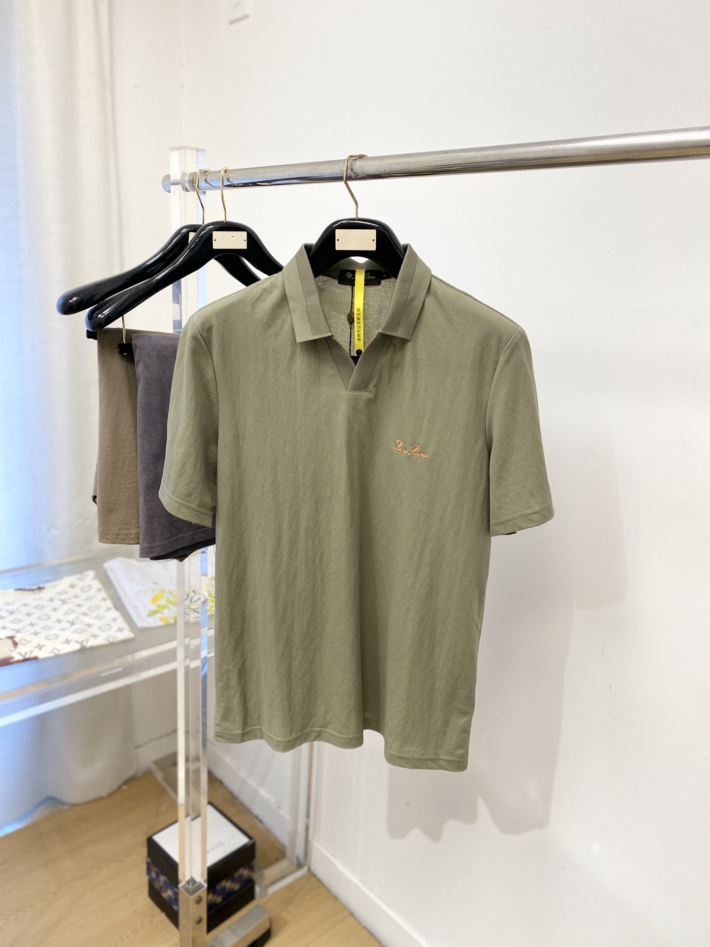 Loro Piana、2026新品短袖T恤，帅气时尚，简约百搭款。胸前精致刺绣字母Logo，面料棉 不仅