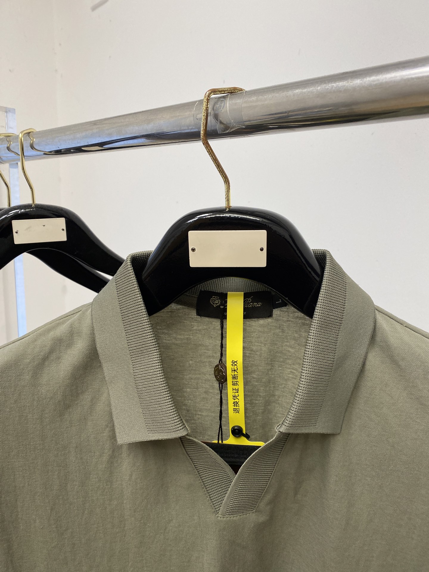 Loro Piana、2026新品短袖T恤，帅气时尚，简约百搭款。胸前精致刺绣字母Logo，面料棉 不仅