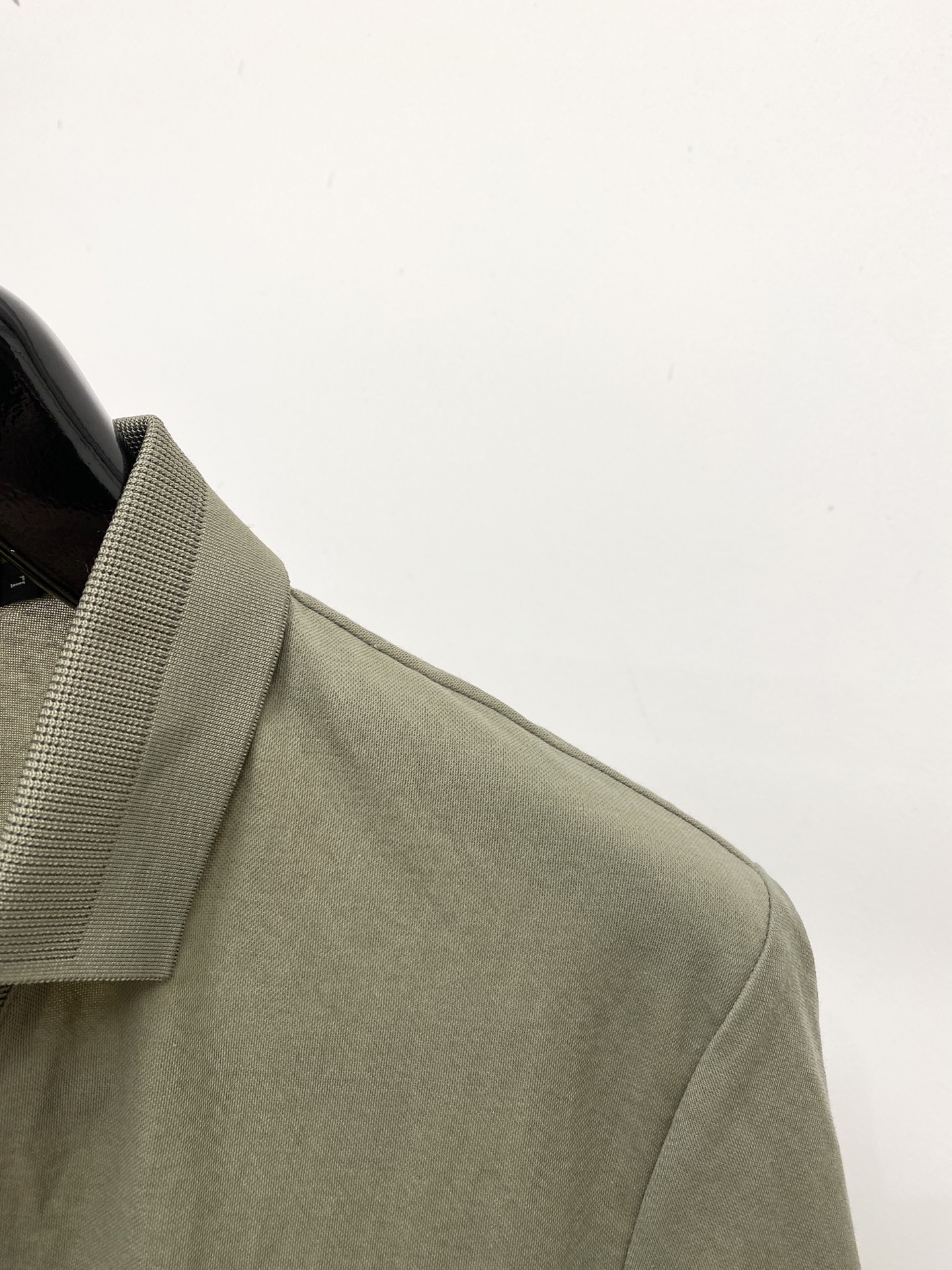 Loro Piana、2026新品短袖T恤，帅气时尚，简约百搭款。胸前精致刺绣字母Logo，面料棉 不仅