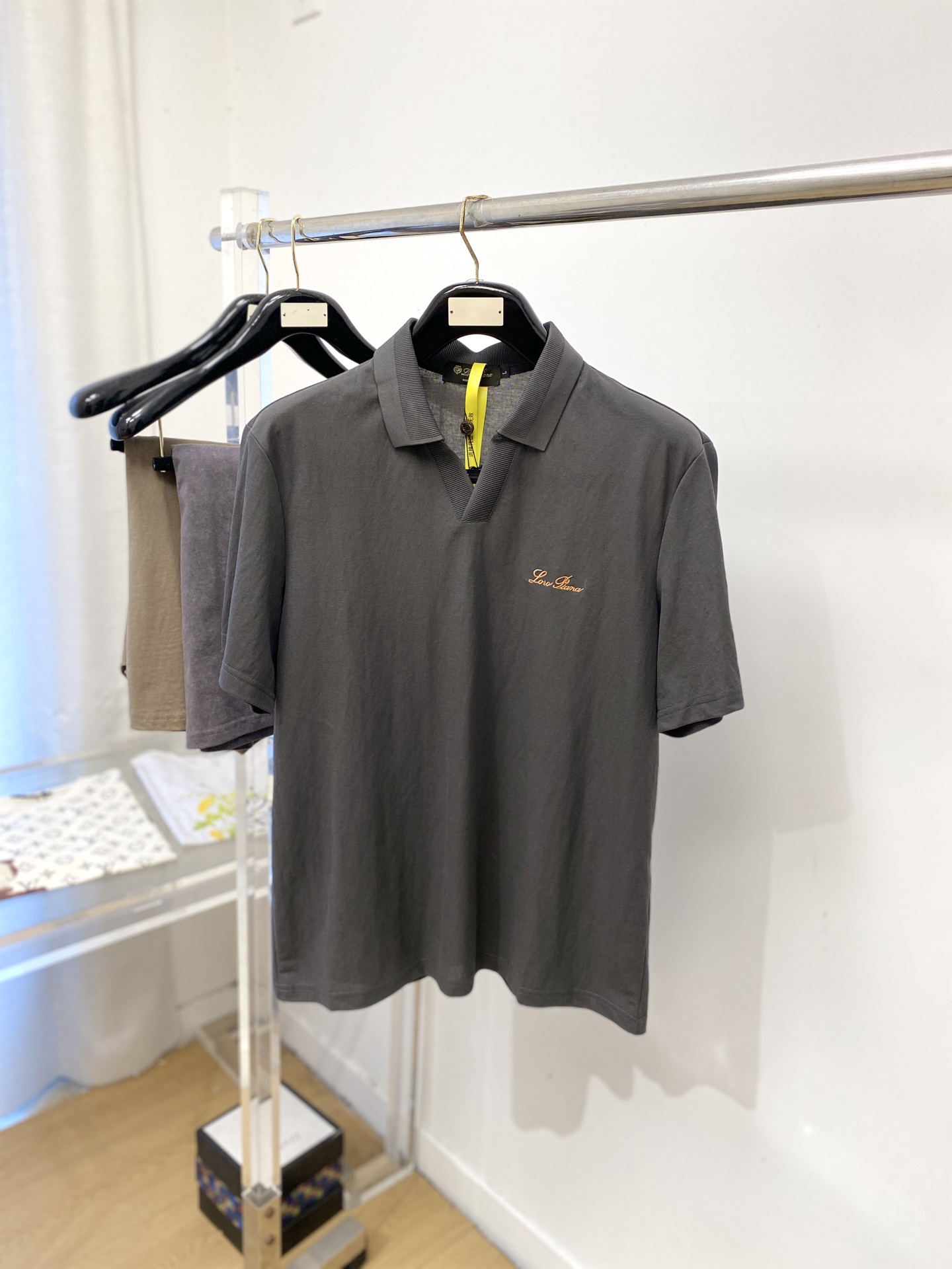 Loro Piana、2026新品短袖T恤，帅气时尚，简约百搭款。胸前精致刺绣字母Logo，面料棉 不仅