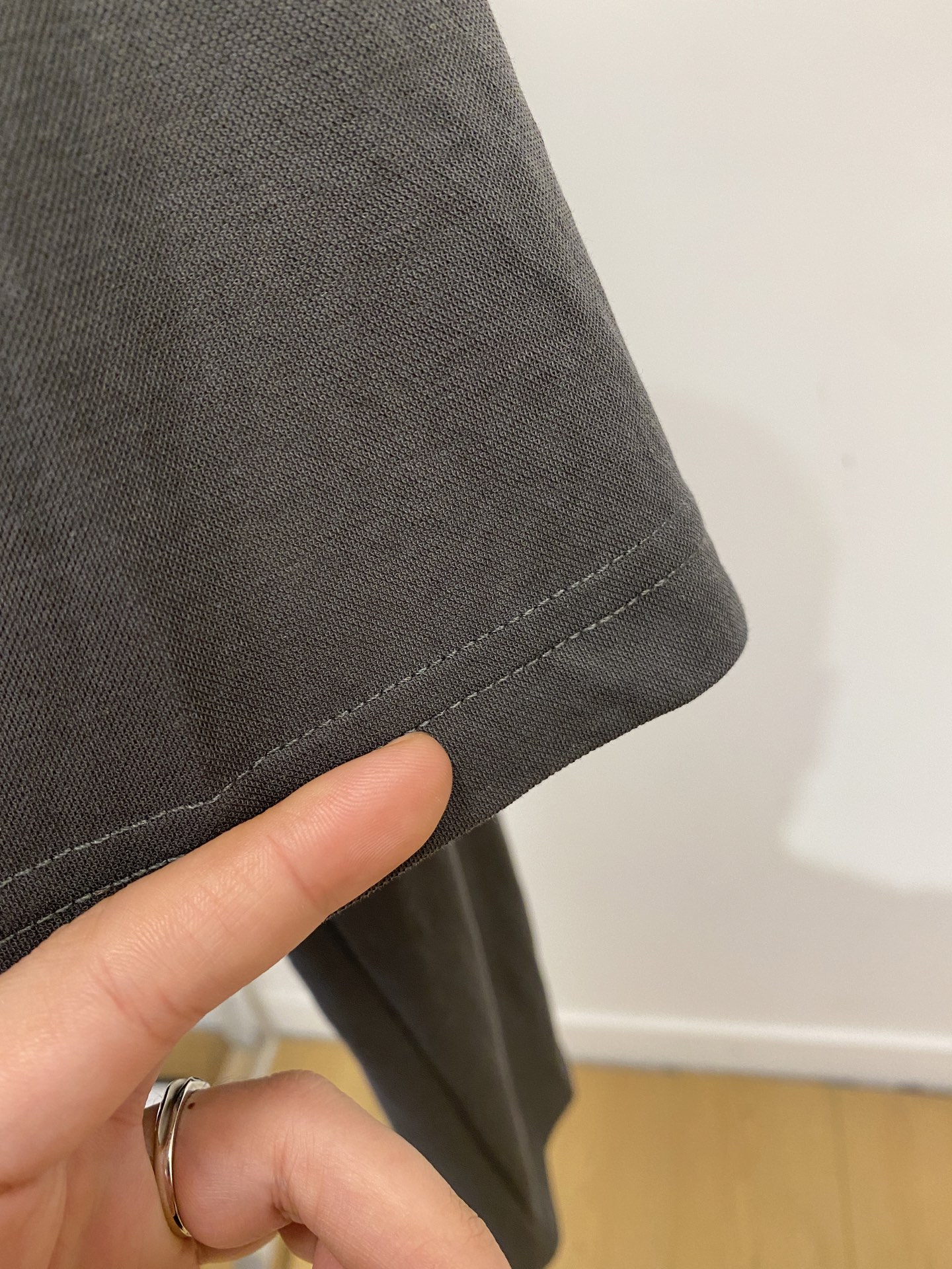 Loro Piana、2026新品短袖T恤，帅气时尚，简约百搭款。胸前精致刺绣字母Logo，面料棉 不仅