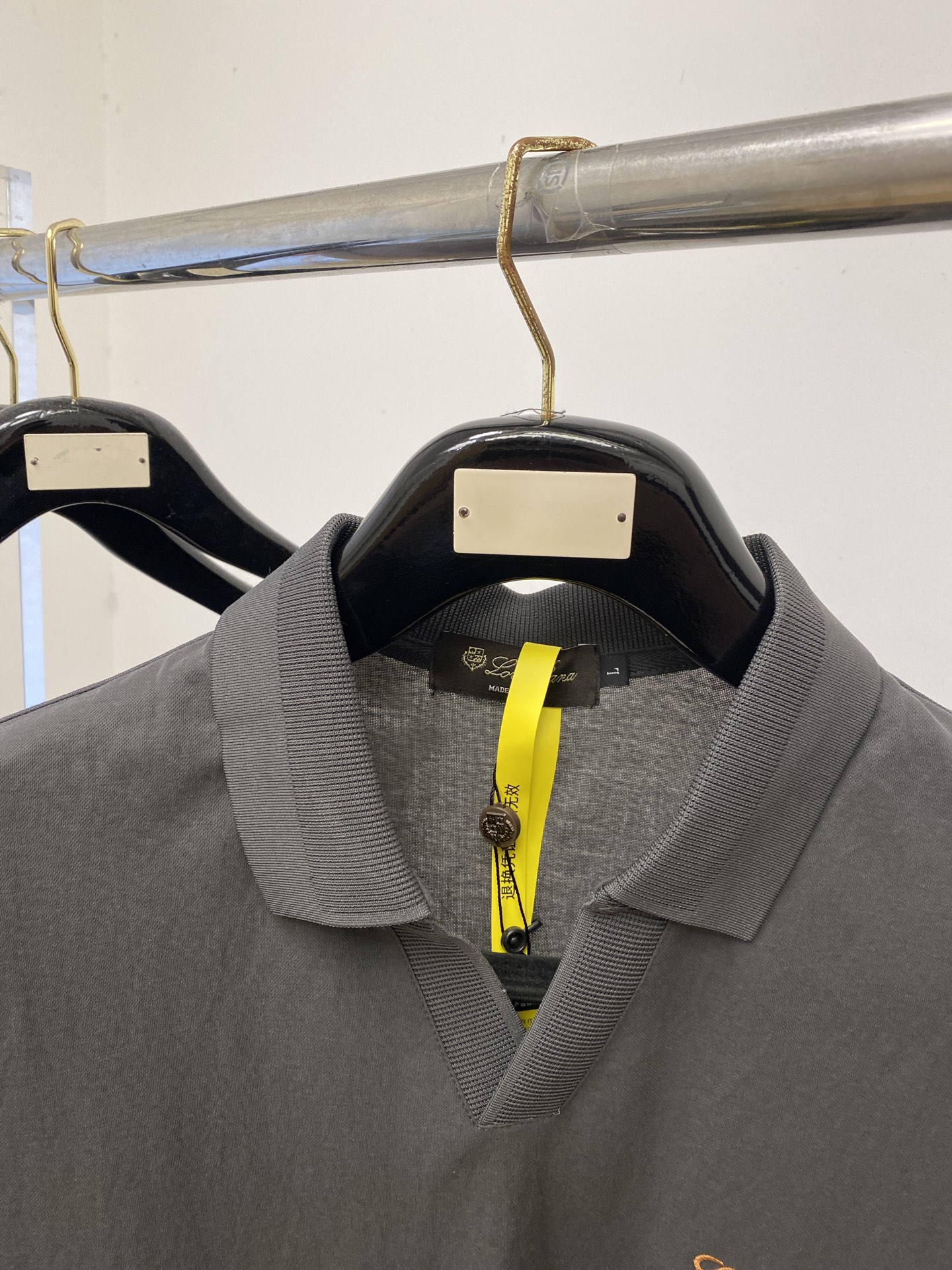 Loro Piana、2026新品短袖T恤，帅气时尚，简约百搭款。胸前精致刺绣字母Logo，面料棉 不仅