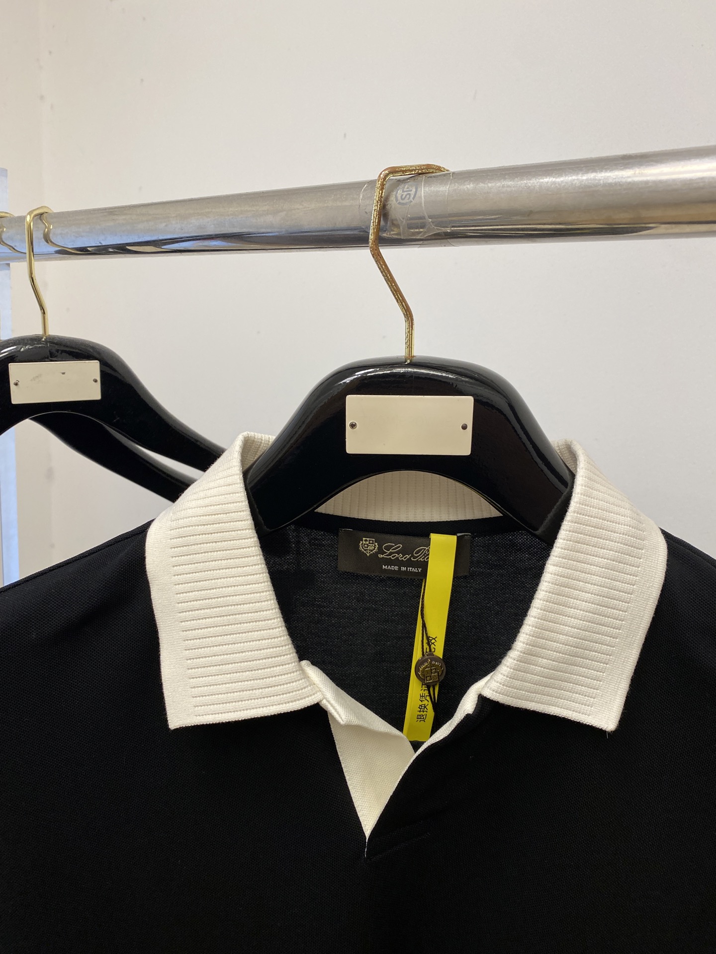 Loro Piana、2026新品短袖T恤，帅气时尚，简约百搭款。胸前精致刺绣字母Logo，面料棉 不仅