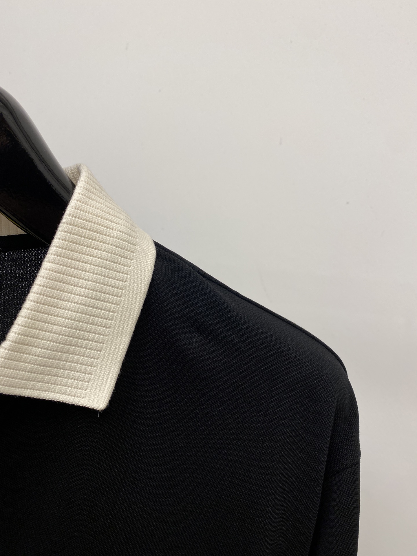 Loro Piana、2026新品短袖T恤，帅气时尚，简约百搭款。胸前精致刺绣字母Logo，面料棉 不仅