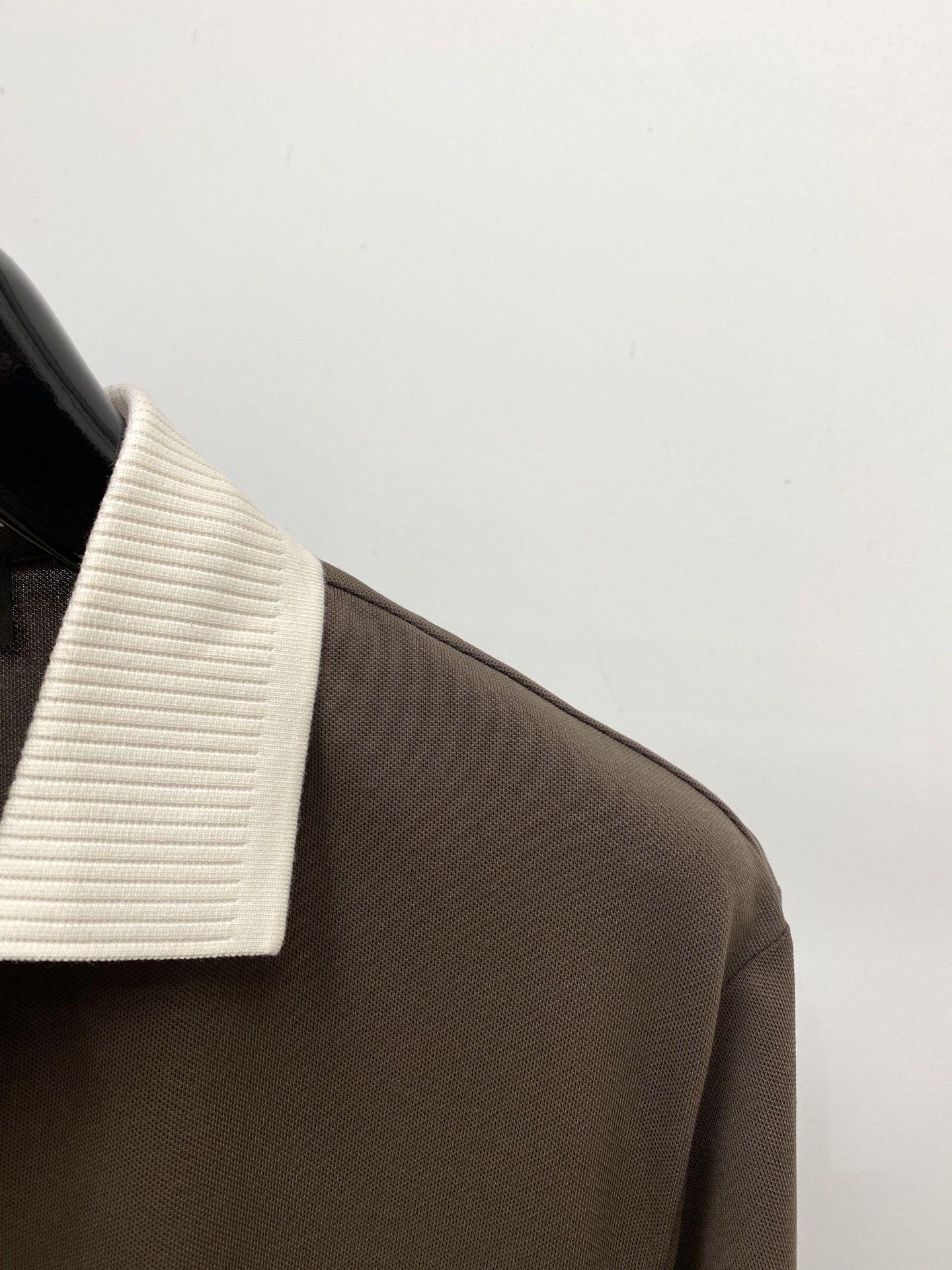 Loro Piana、2026新品短袖T恤，帅气时尚，简约百搭款。胸前精致刺绣字母Logo，面料棉 不仅